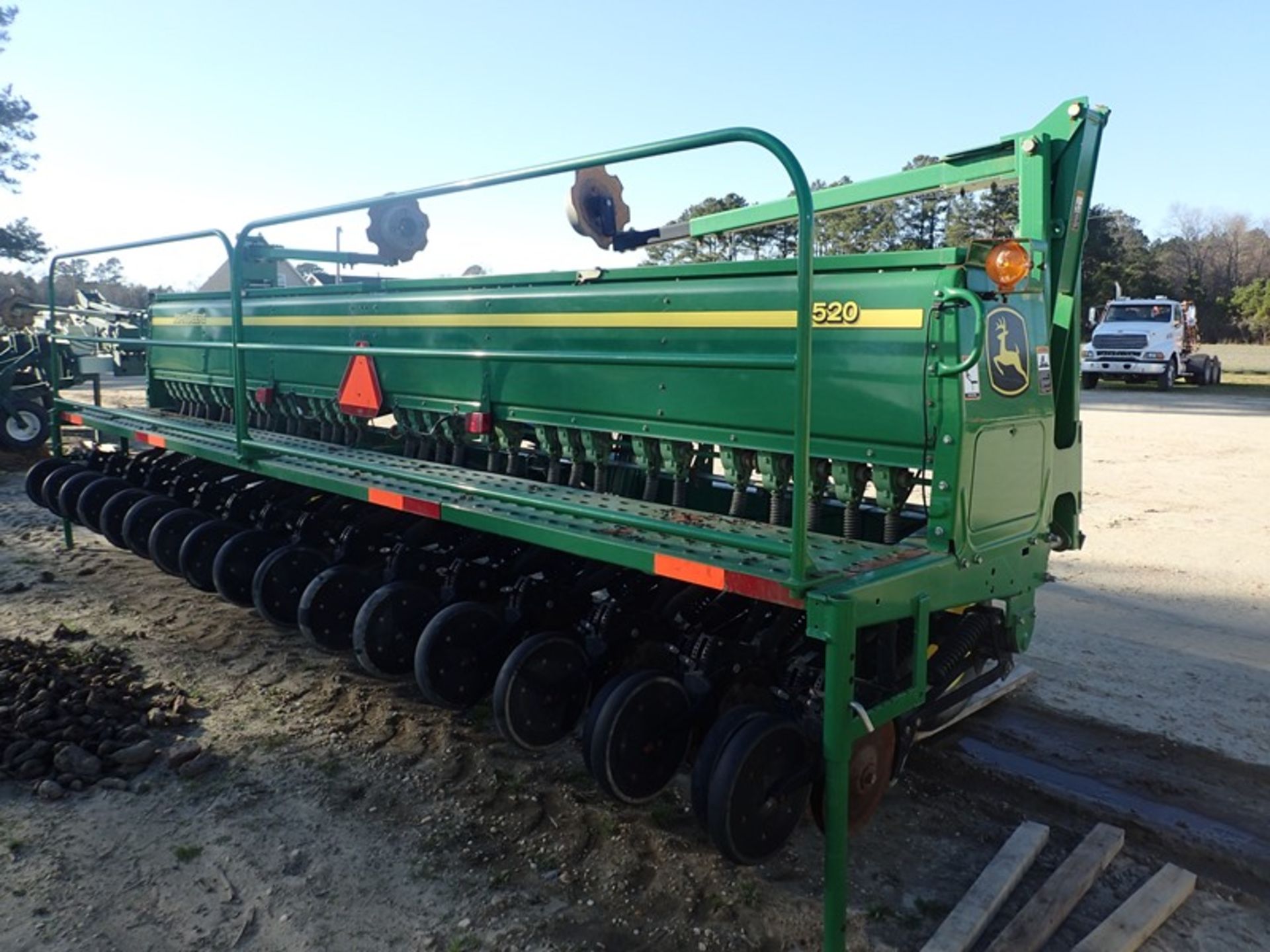 JD 1520 20' seed drill Ser# A01520X735106 Hyd row markers Hyd row markers - Image 3 of 4