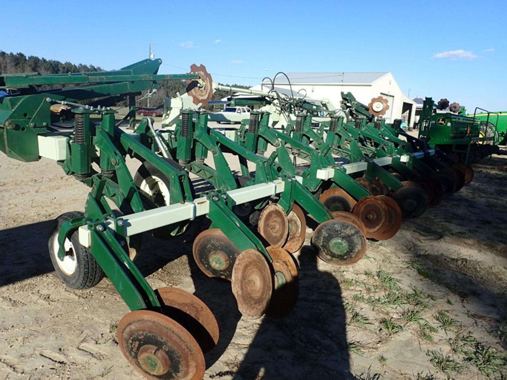 2015 KMC 8 row 6800 ripper bedder stack fold Hydraulic row markers 40" Ser# 87744 Hydraulic row - Image 2 of 4