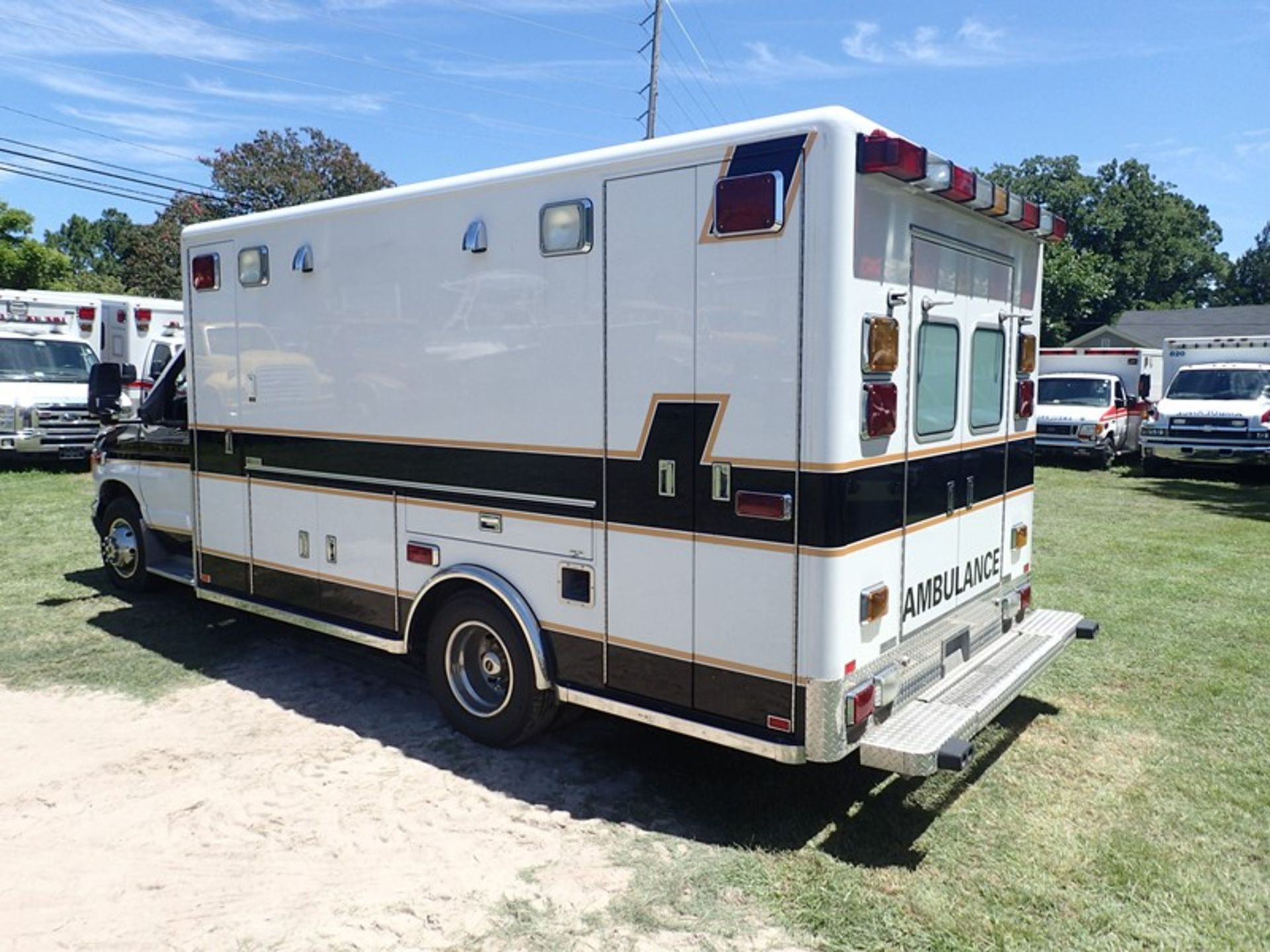 2005 Ford E450 Type III Amb 6.0 dsl Horton body vin #1FDXE45P65HA93754 139,569 miles - Image 4 of 6