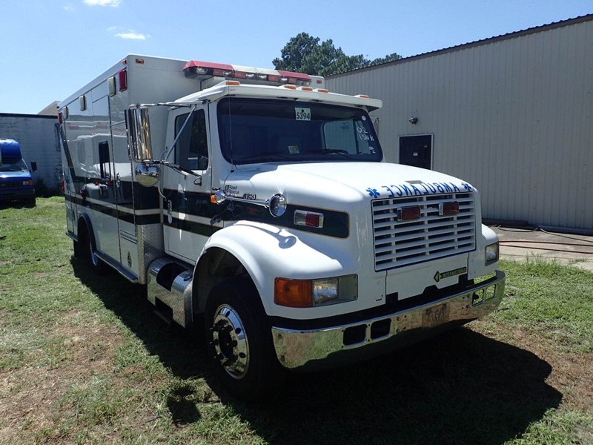2000 International 4700 Type I Amb DT466E Road Rescue body vin #1HTSLAAMXYH201590 150,330 miles - Image 2 of 6