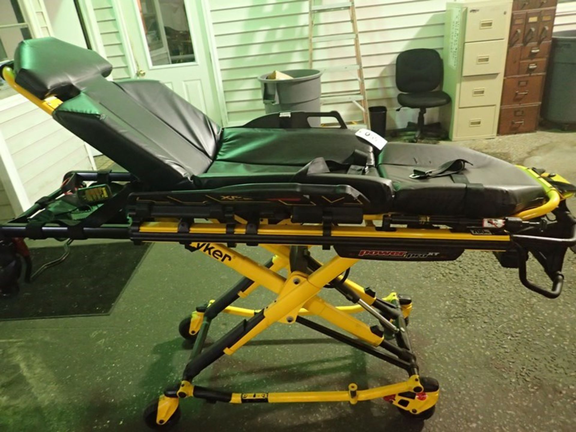 Stryker XPS Power stretcher 700lb sn #061039195 - Image 2 of 2