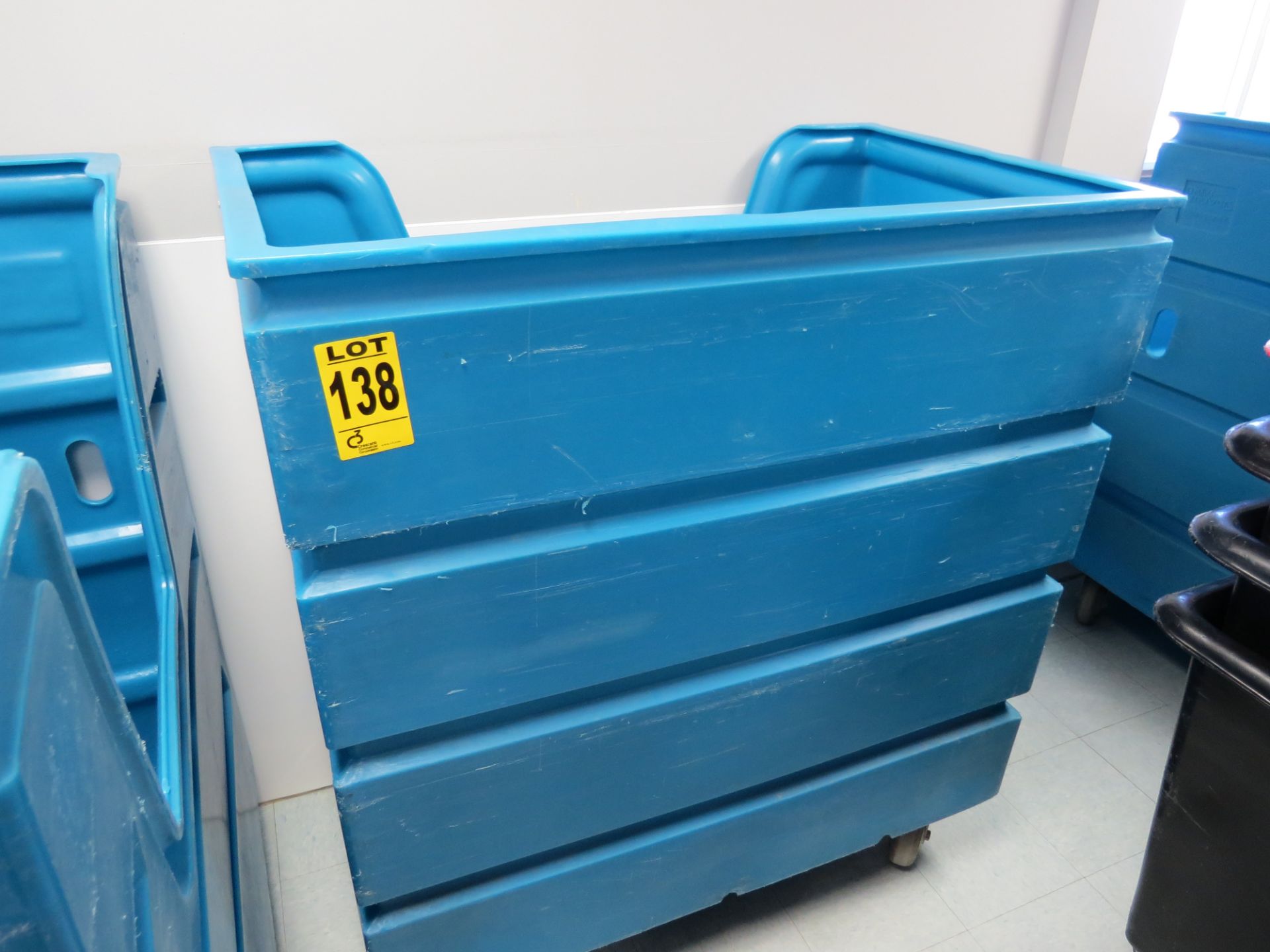 Large blue bin w/heels