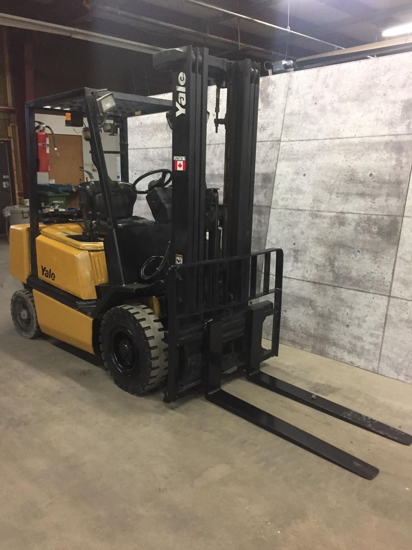 YALE (MODEL #GLP050RGNUAE090) 5,000LBS LP PROPANE 3 STAGE *OUTDOOR* FORKLIFT - SERIAL #A875B06653X - Image 2 of 6