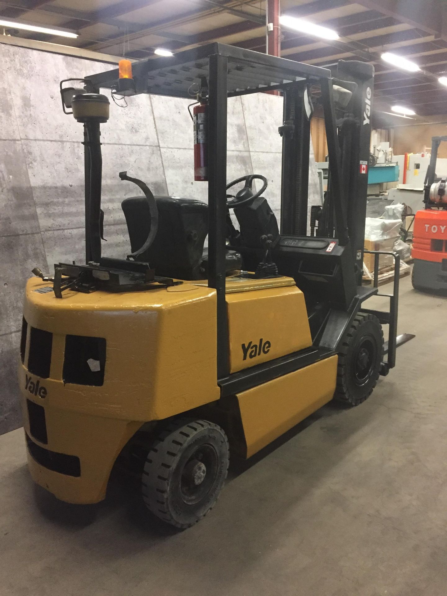 YALE (MODEL #GLP050RGNUAE090) 5,000LBS LP PROPANE 3 STAGE *OUTDOOR* FORKLIFT - SERIAL #A875B06653X - Image 3 of 6