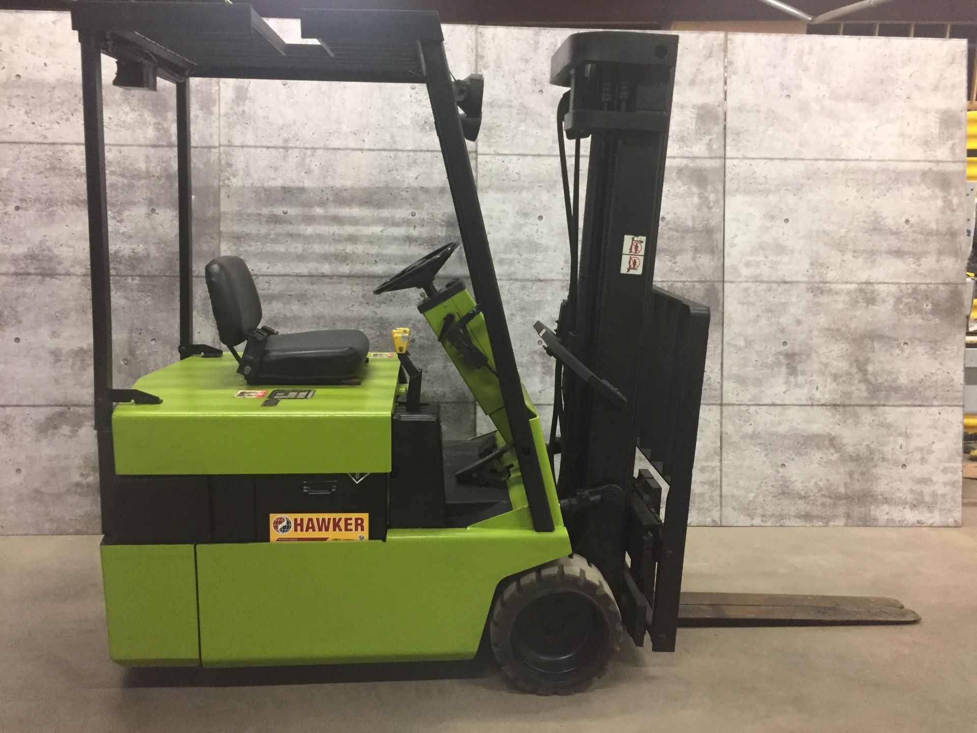 CLARK (MODEL #TM 15) 3,000LBS ELECTRIC 3 STAGE 3 WHEEL FORKLIFT - SERIAL #TM 247 0364-9368