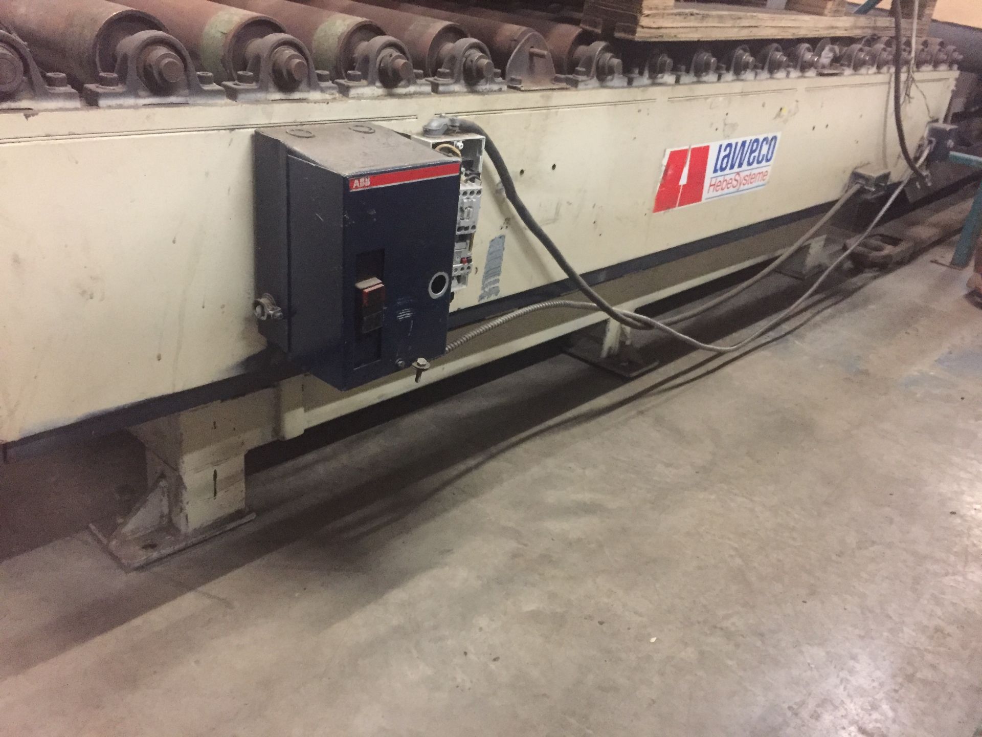 LAWECO HYDRAULIC LIFT TABLE / POWERED ROLLER CONVEYOR - Image 2 of 3