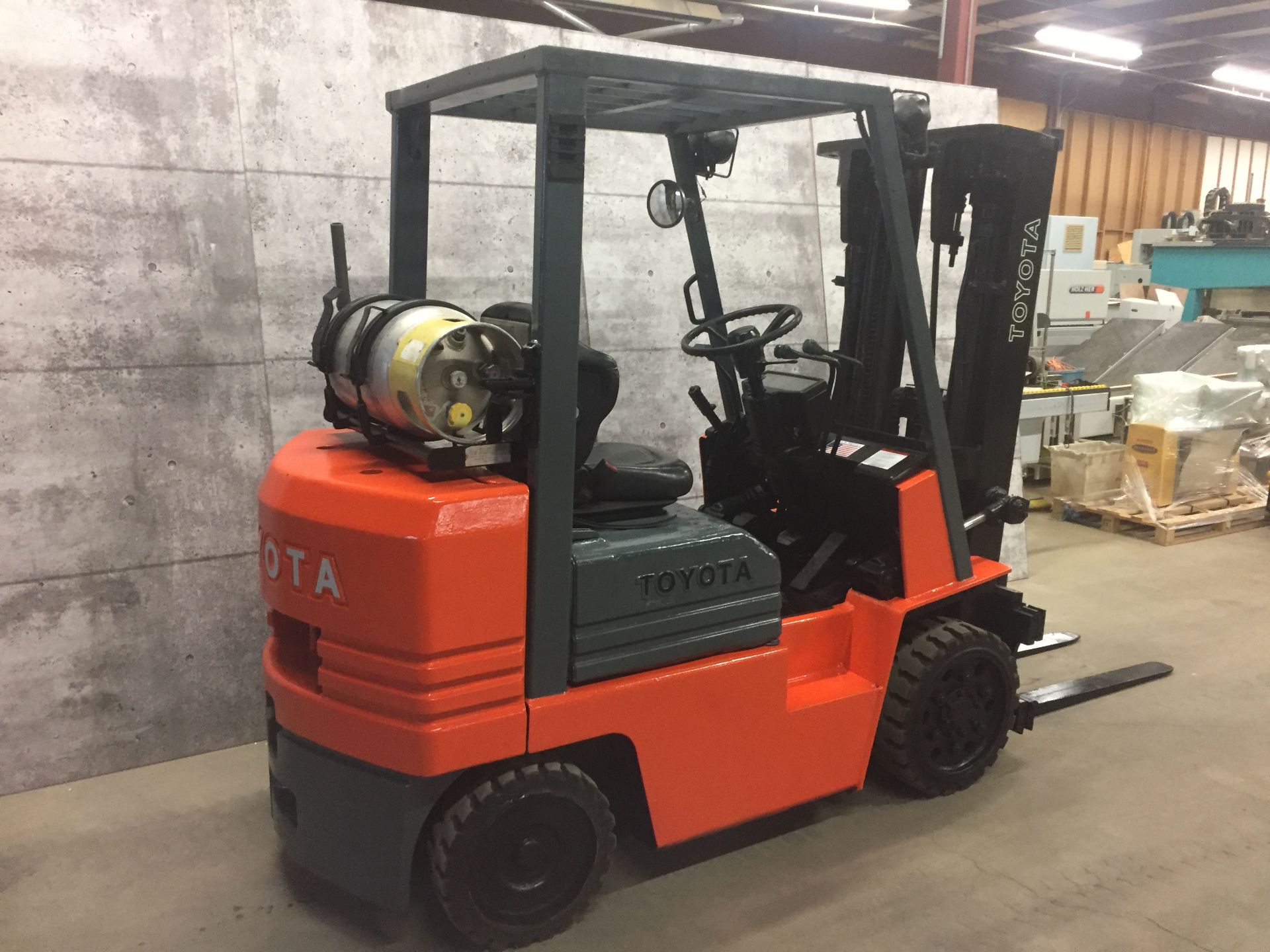 TOYOTA (NO. A 424992 TAKAHAMA) 5,000LBS LP PROPANE 3 STAGE SIDE SHIFT FORKLIFT (PROPANE TANK NOT - Image 3 of 5