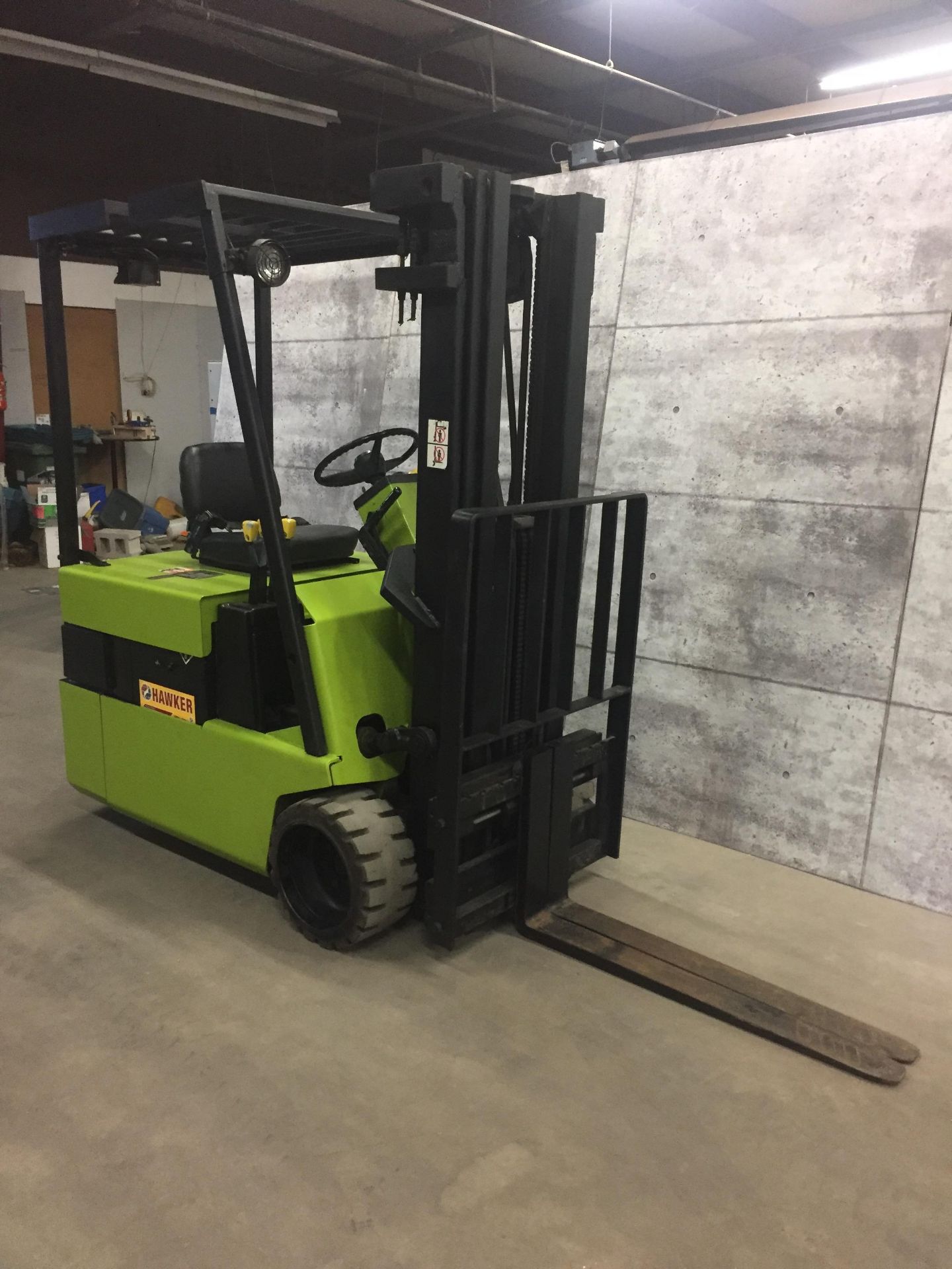 CLARK (MODEL #TM 15) 3,000LBS ELECTRIC 3 STAGE 3 WHEEL FORKLIFT - SERIAL #TM 247 0364-9368 - Image 2 of 6