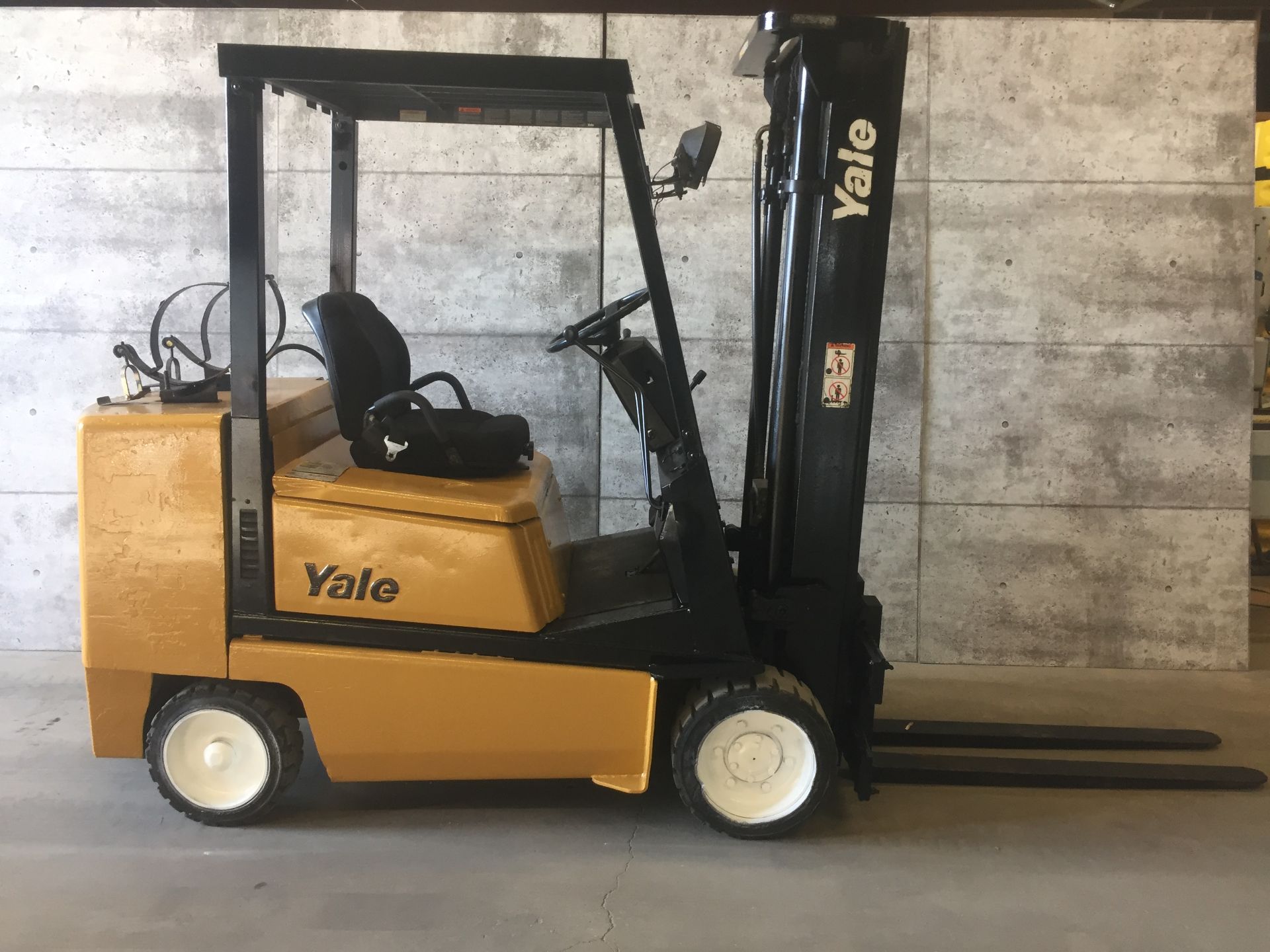 YALE (MODEL #C050DENUAE083) 5,000LBS LP PROPANE 2 STAGE FORKLIFT - SERIAL #N569053