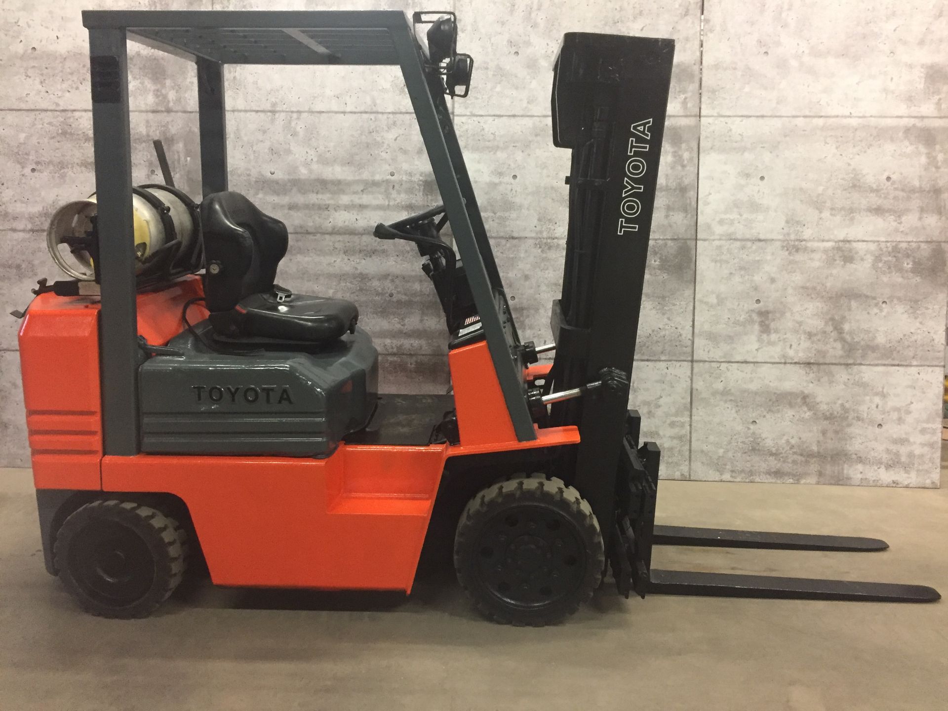 TOYOTA (NO. A 424992 TAKAHAMA) 5,000LBS LP PROPANE 3 STAGE SIDE SHIFT FORKLIFT (PROPANE TANK NOT