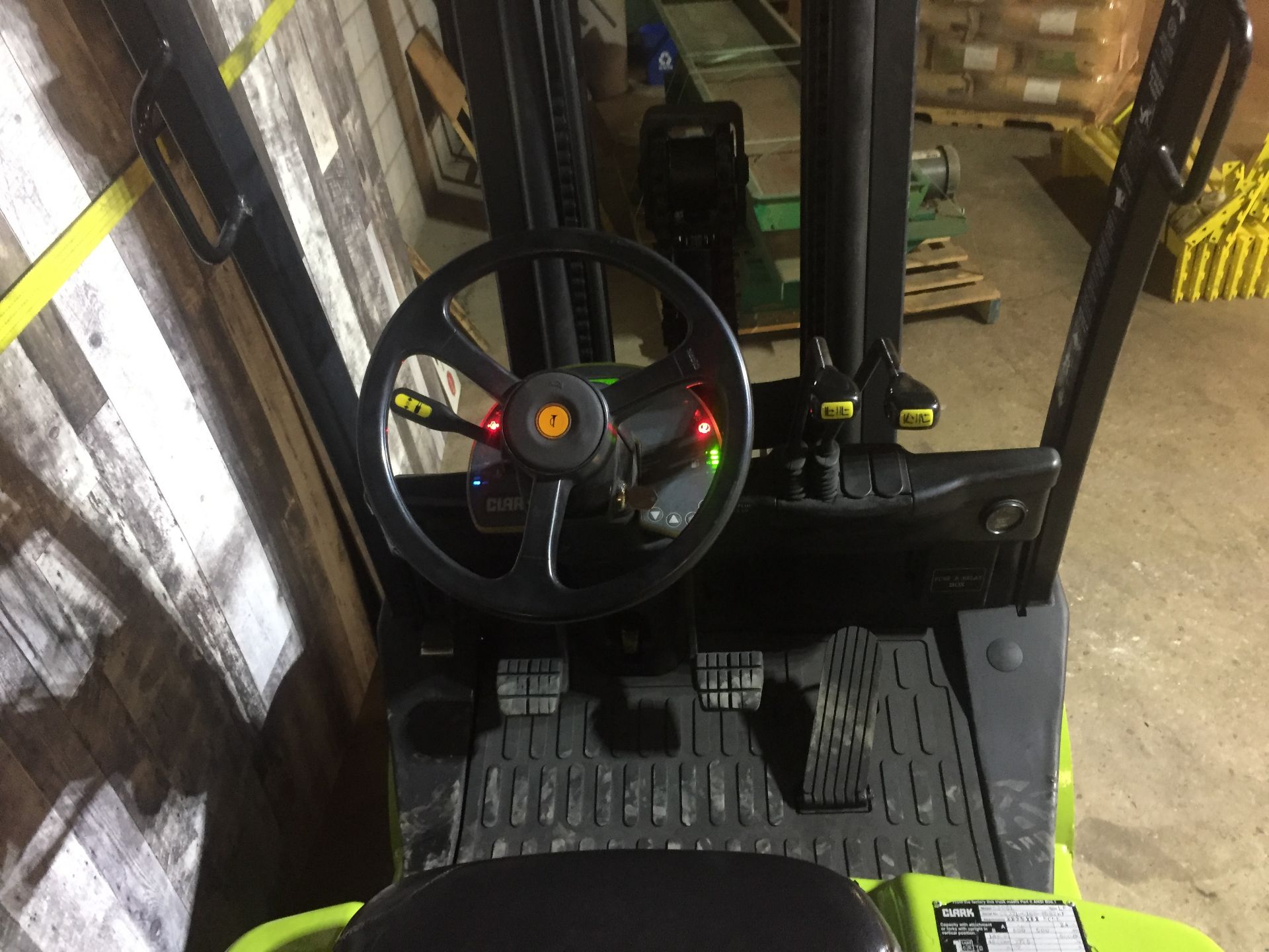 CLARK (MODEL #C30CL) 6000LBS LP 2 STAGE FORKLIFT - SERIAL #C232L-0189-9582KF - Image 5 of 6