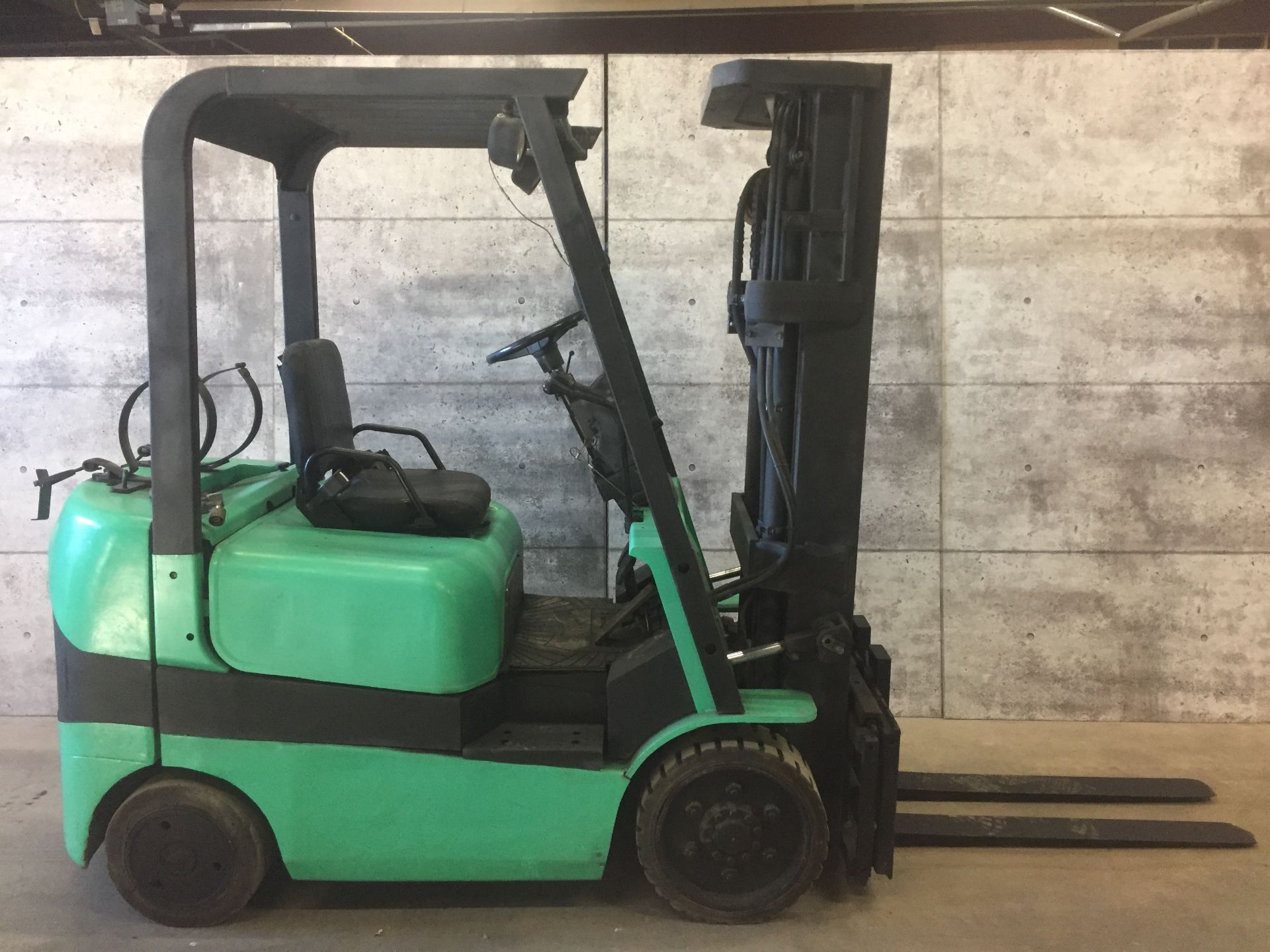 MITSUBISHI (MODEL #FGG20K) 4,000LBS LP PROPANE 3 STAGE FORKLIFT - SERIAL #AF 82D00620