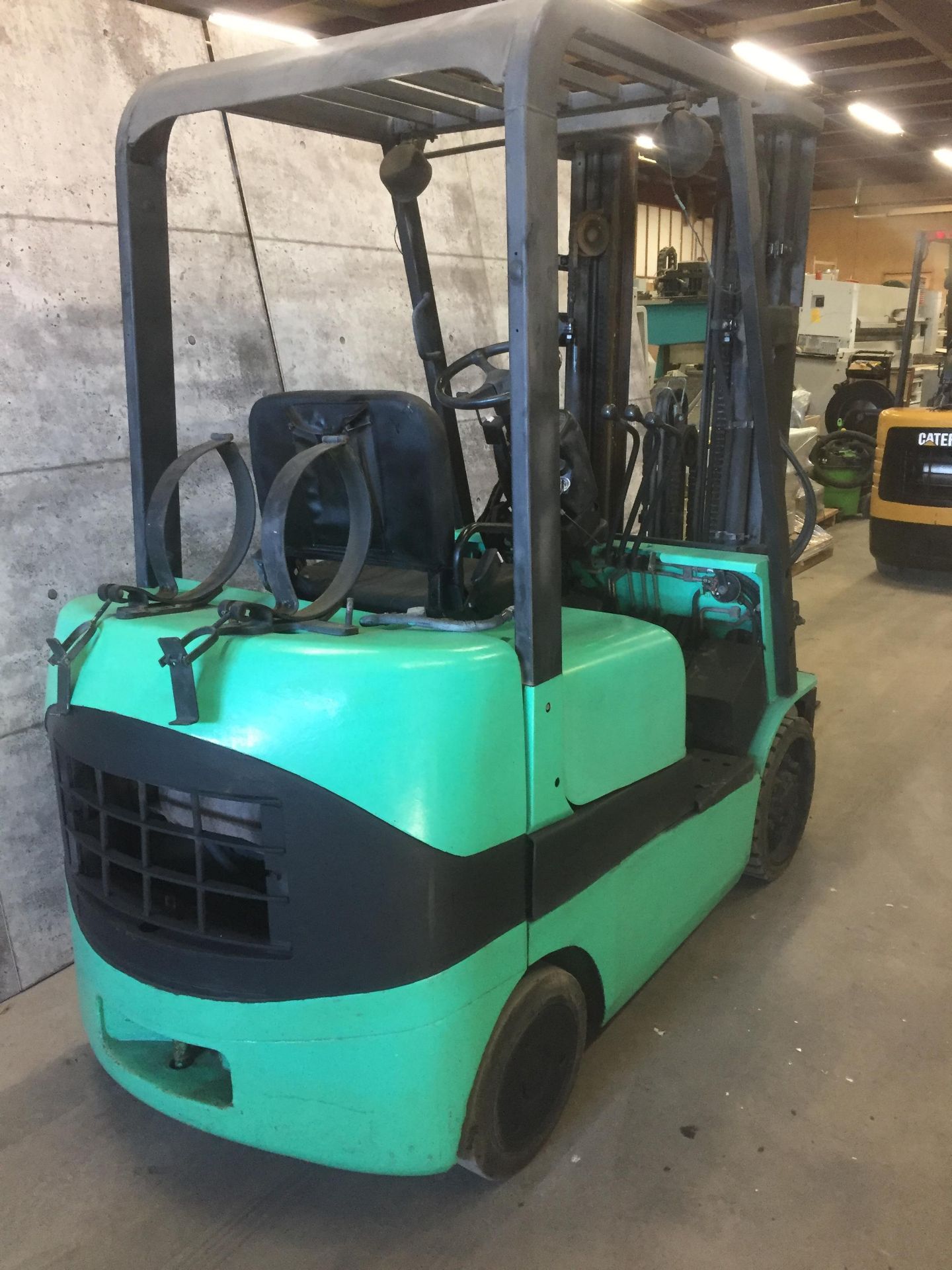 MITSUBISHI (MODEL #FGG20K) 4,000LBS LP PROPANE 3 STAGE FORKLIFT - SERIAL #AF 82D00620 - Image 3 of 7