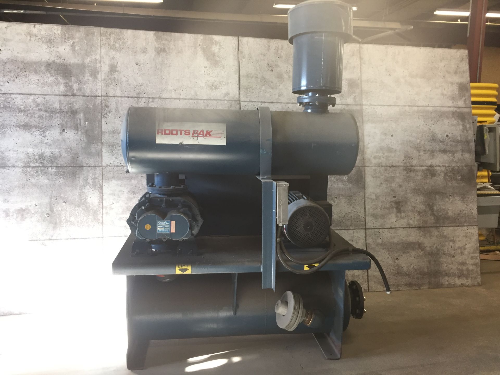 ROOTS HIGH PRESSURE PUMP/BLOWER - USED FOR PUMPING AIR INTO SILOS, ETC. MOVING PRODUCT - SERIAL # - Image 2 of 4