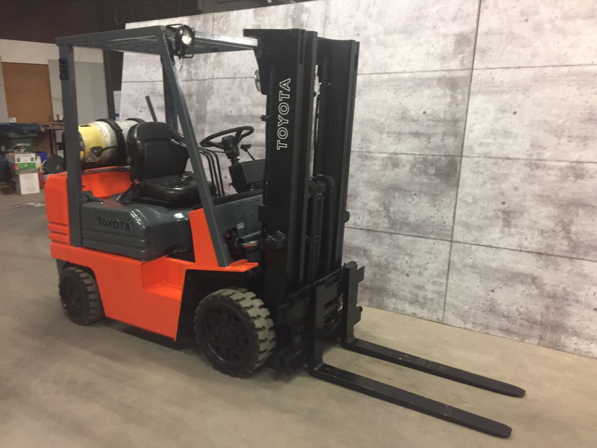 TOYOTA (NO. A 424992 TAKAHAMA) 5,000LBS LP PROPANE 3 STAGE SIDE SHIFT FORKLIFT (PROPANE TANK NOT - Image 2 of 5