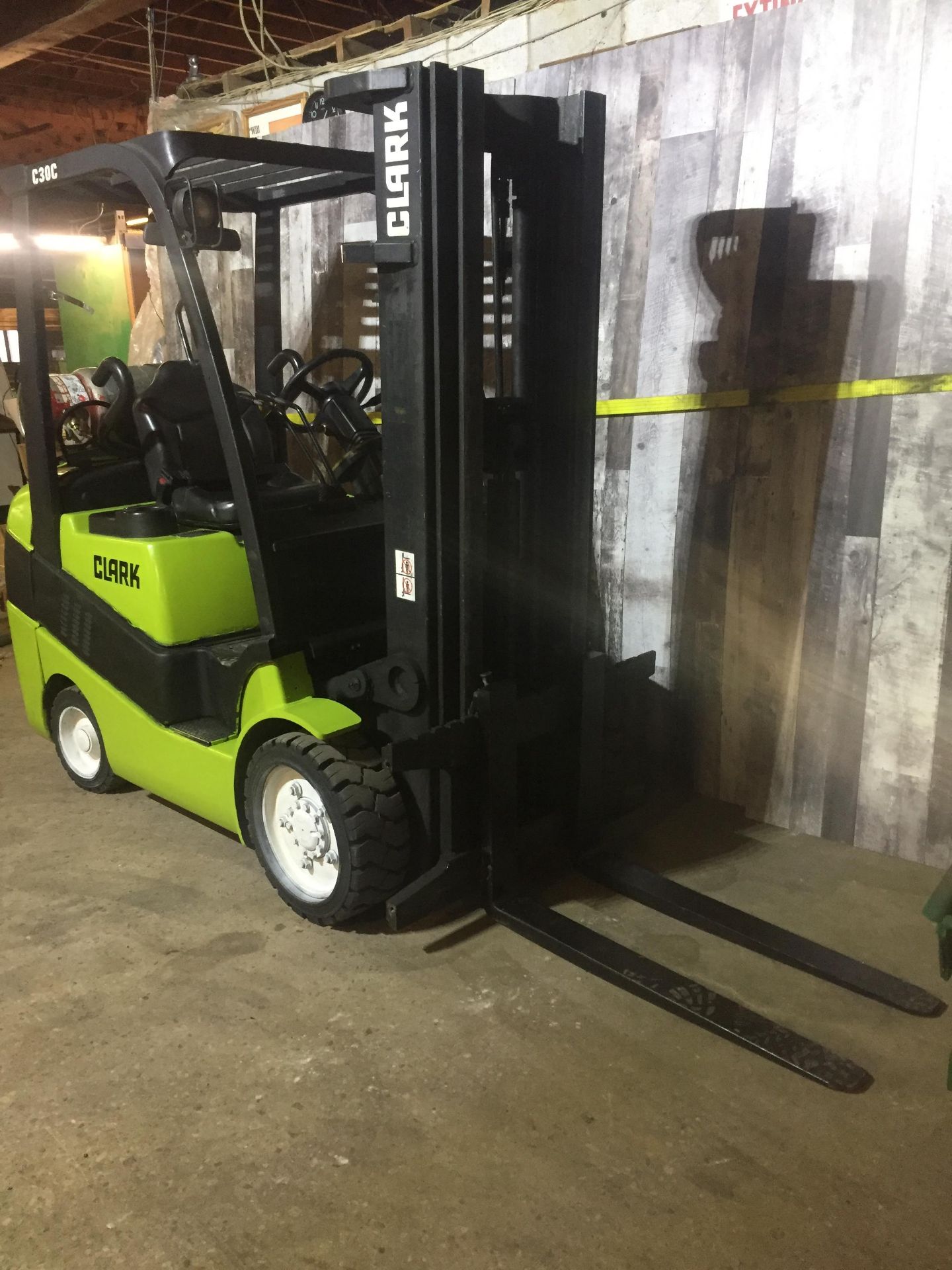 CLARK (MODEL #C30CL) 6000LBS LP 2 STAGE FORKLIFT - SERIAL #C232L-0189-9582KF - Image 2 of 6