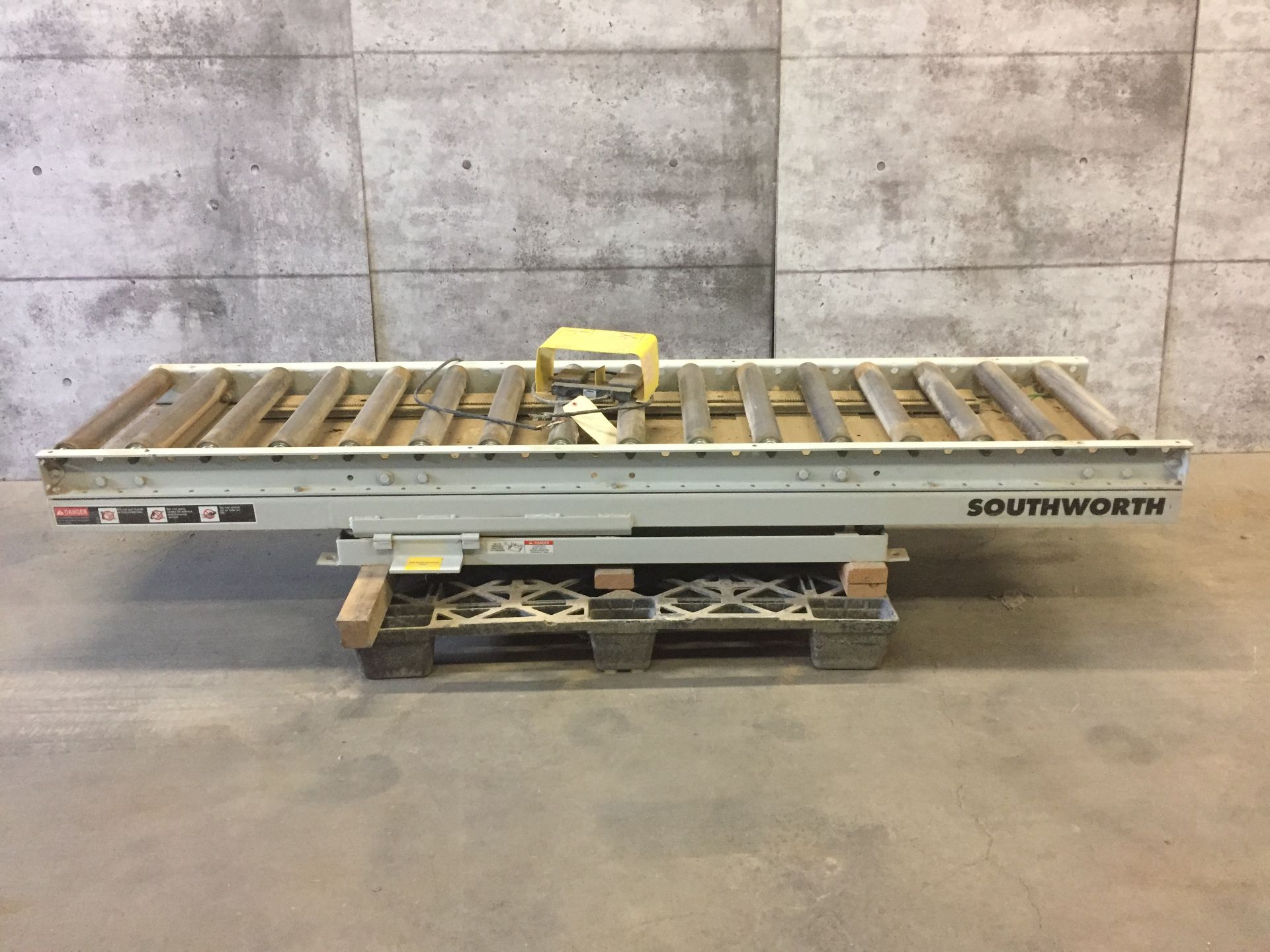 SOUTHWORTH 2,500 LBS HYDRAULIC LIFT TABLE - 2ft x 8ft - 463 PHASE - Image 2 of 2