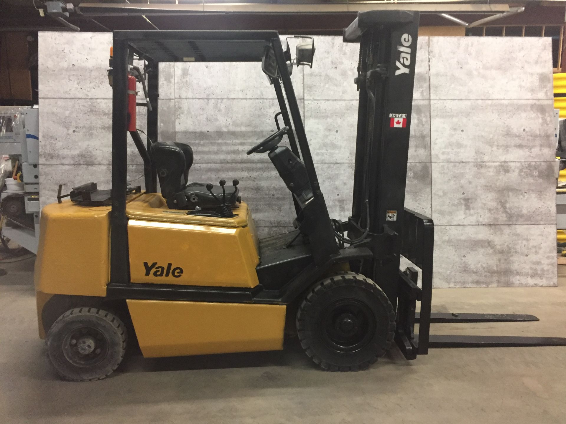 YALE (MODEL #GLP050RGNUAE090) 5,000LBS LP PROPANE 3 STAGE *OUTDOOR* FORKLIFT - SERIAL #A875B06653X