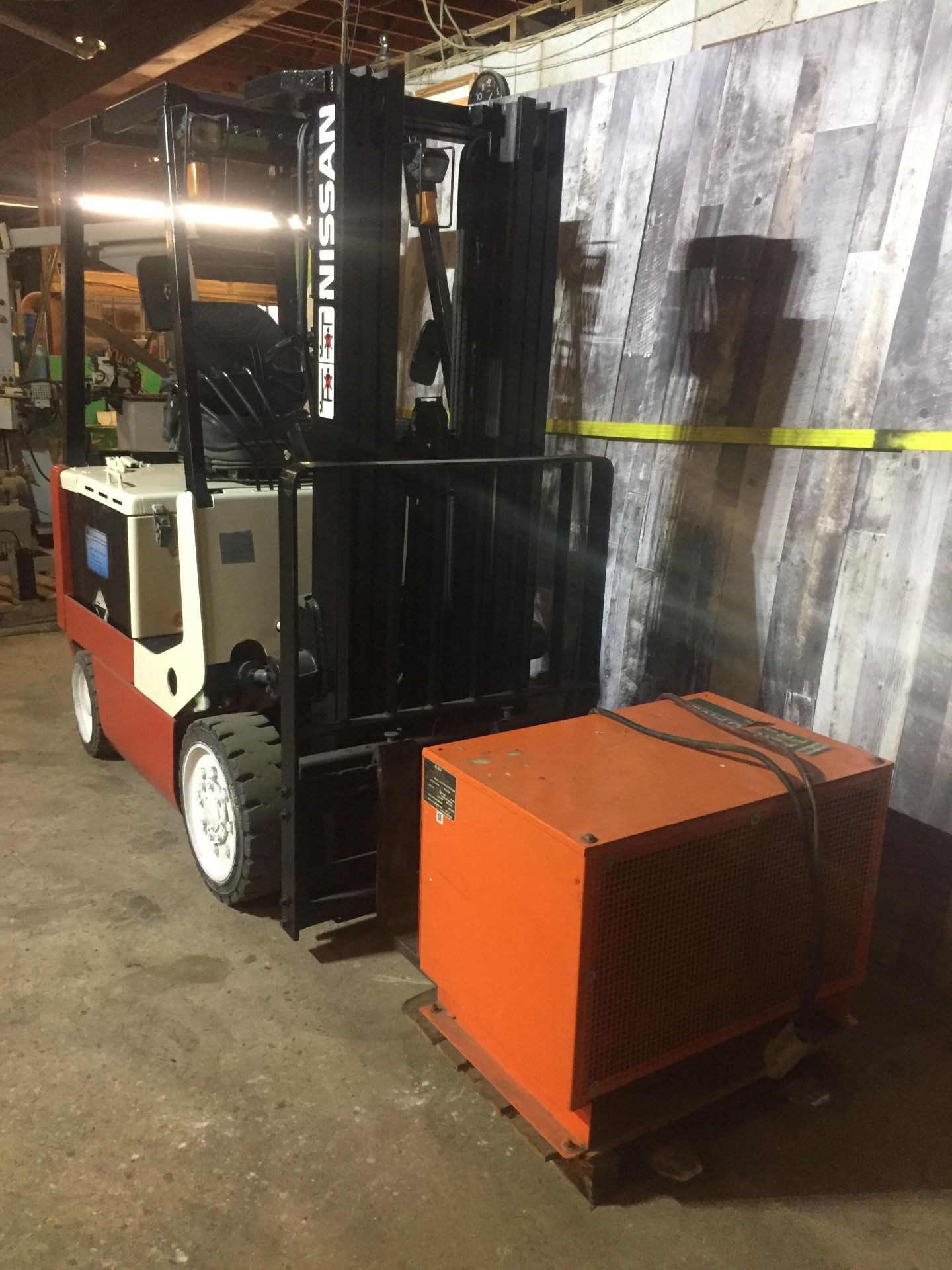 NISSAN (MODEL #CWPO2L25S) 4,000LBS ELECTRIC 4 STAGE FORKLIFT - SERIAL #LPI958001 INCLUDING - Image 2 of 8