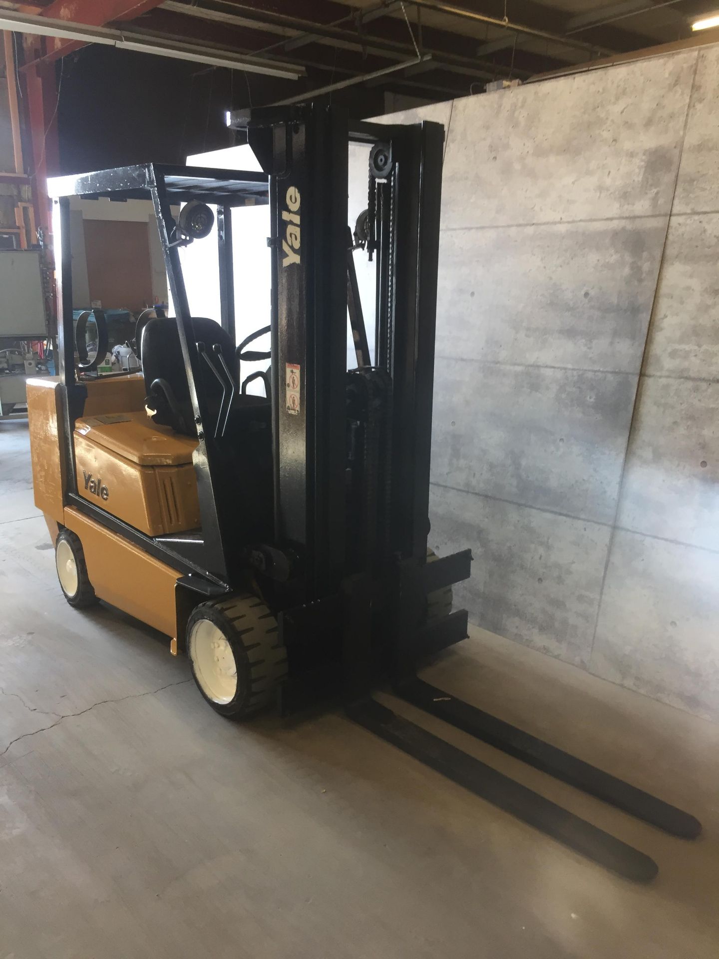 YALE (MODEL #C050DENUAE083) 5,000LBS LP PROPANE 2 STAGE FORKLIFT - SERIAL #N569053 - Image 2 of 6