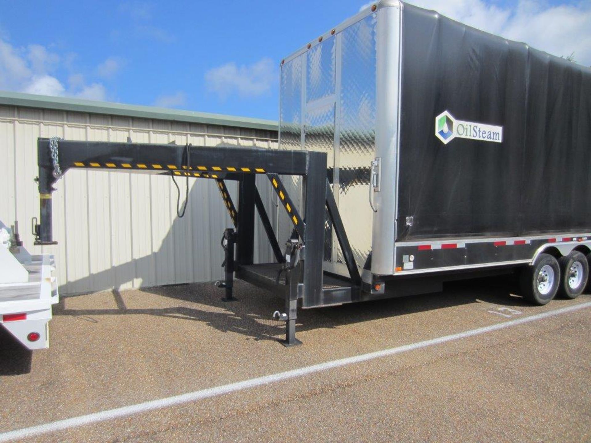 2012 STREAMLINE TRI AXLE GOOSENECK ROLL TARP TRAILER, 24FT OPEN FLAT DECK, 3 - 7000LBS AXLES, RATED - Image 2 of 5