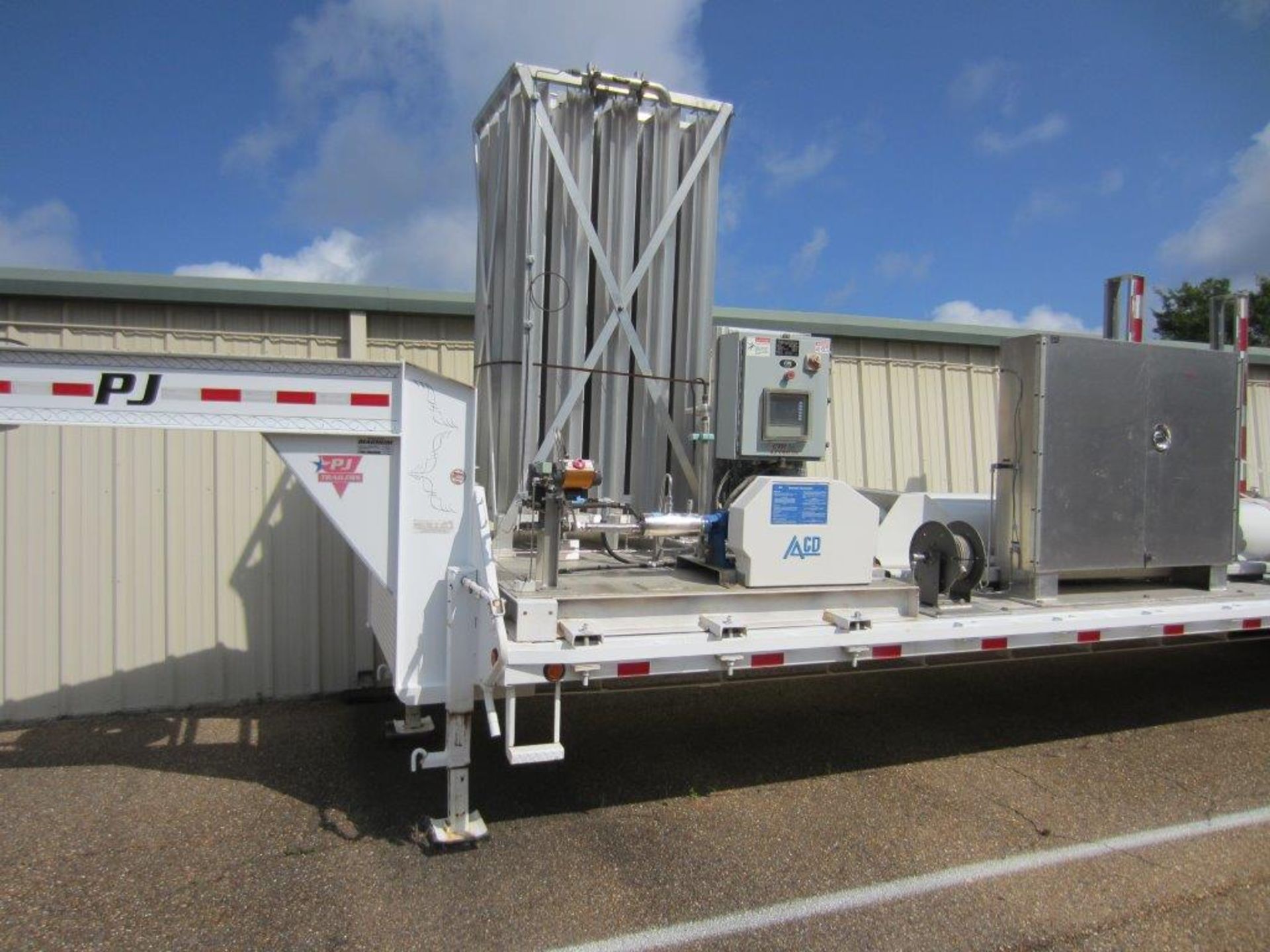 2013 P.J TRAILER TRI AXLE GOOSENECK TRAILER (EXLUDING EQUIPMENT ON TRAILER) (SUBJECT TO GROUP LOT - Image 5 of 6