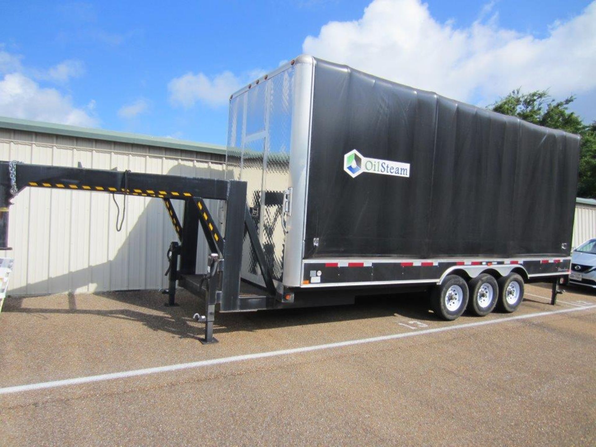 2012 STREAMLINE TRI AXLE GOOSENECK ROLL TARP TRAILER, 24FT OPEN FLAT DECK, 3 - 7000LBS AXLES, RATED