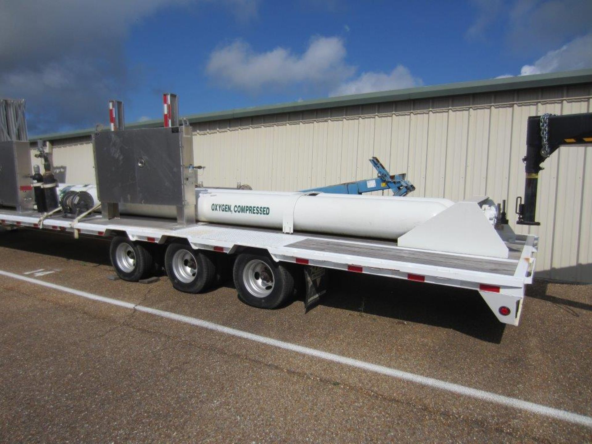 2013 P.J TRAILER TRI AXLE GOOSENECK TRAILER (EXLUDING EQUIPMENT ON TRAILER) (SUBJECT TO GROUP LOT - Image 4 of 6