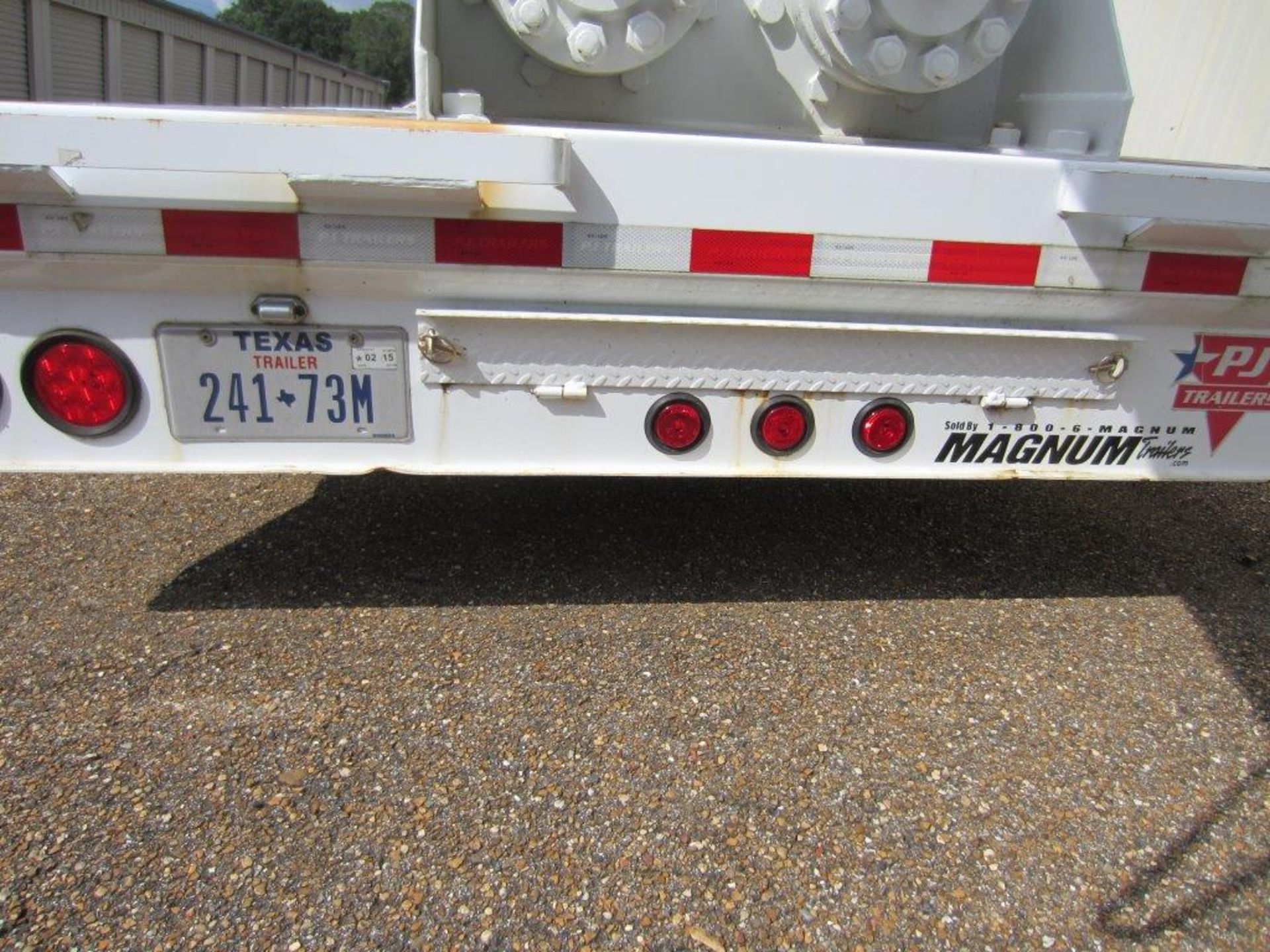 2013 P.J TRAILER TRI AXLE GOOSENECK TRAILER (EXLUDING EQUIPMENT ON TRAILER) (SUBJECT TO GROUP LOT - Image 3 of 6