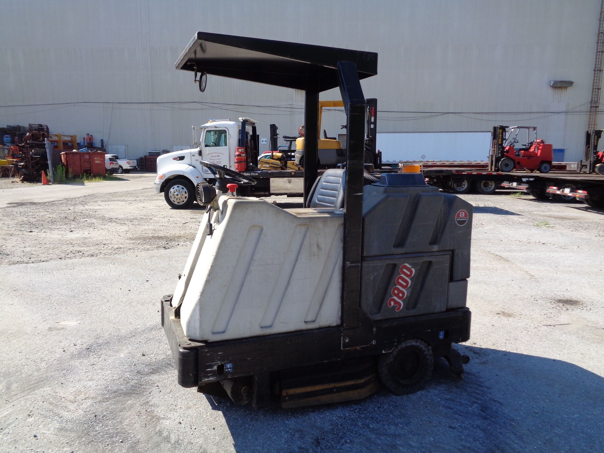 Advance 3800 Electric Floor Sweeper/Scrubber - Image 2 of 10