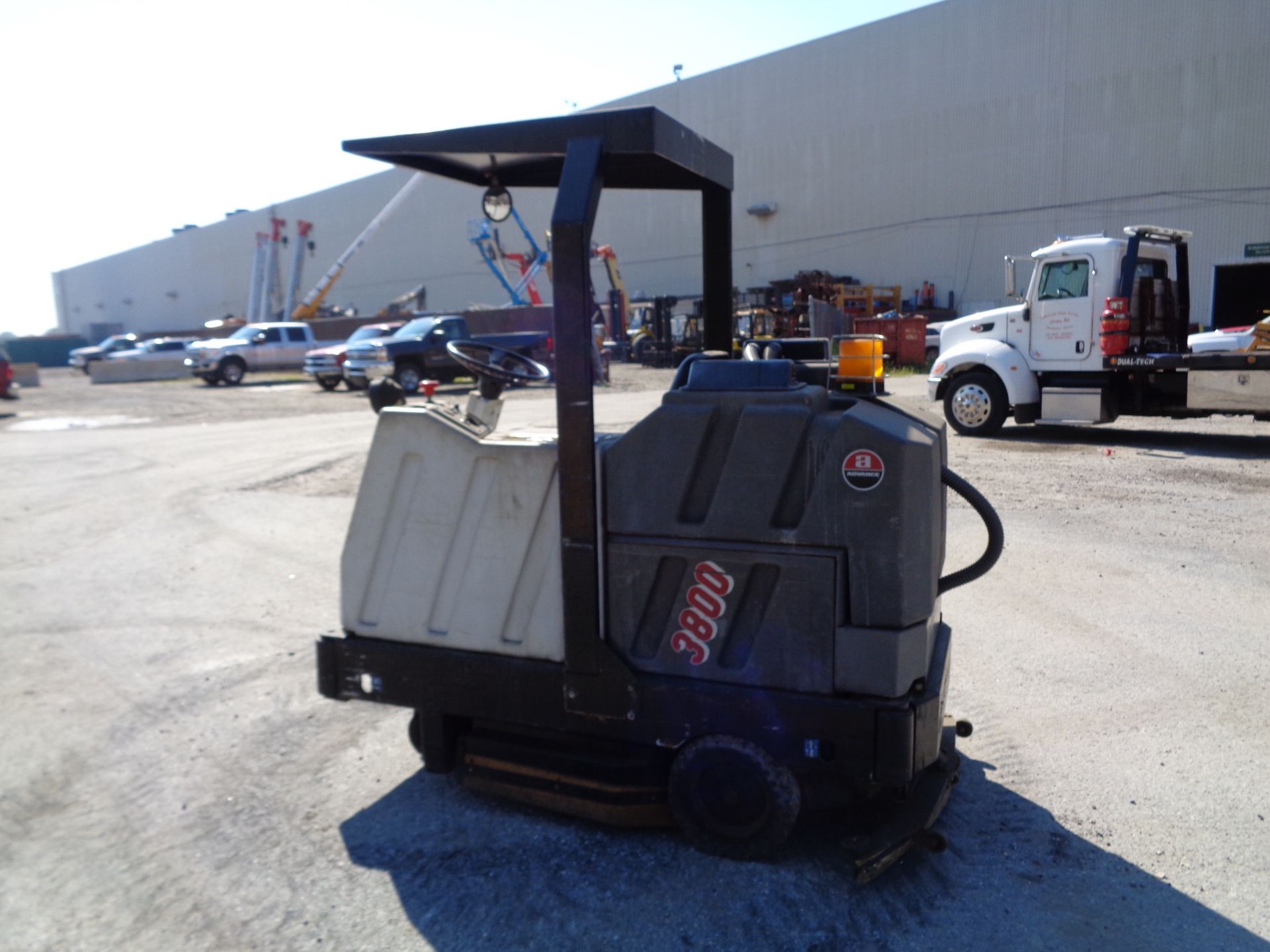 Advance 3800 Electric Floor Sweeper/Scrubber - Image 4 of 10