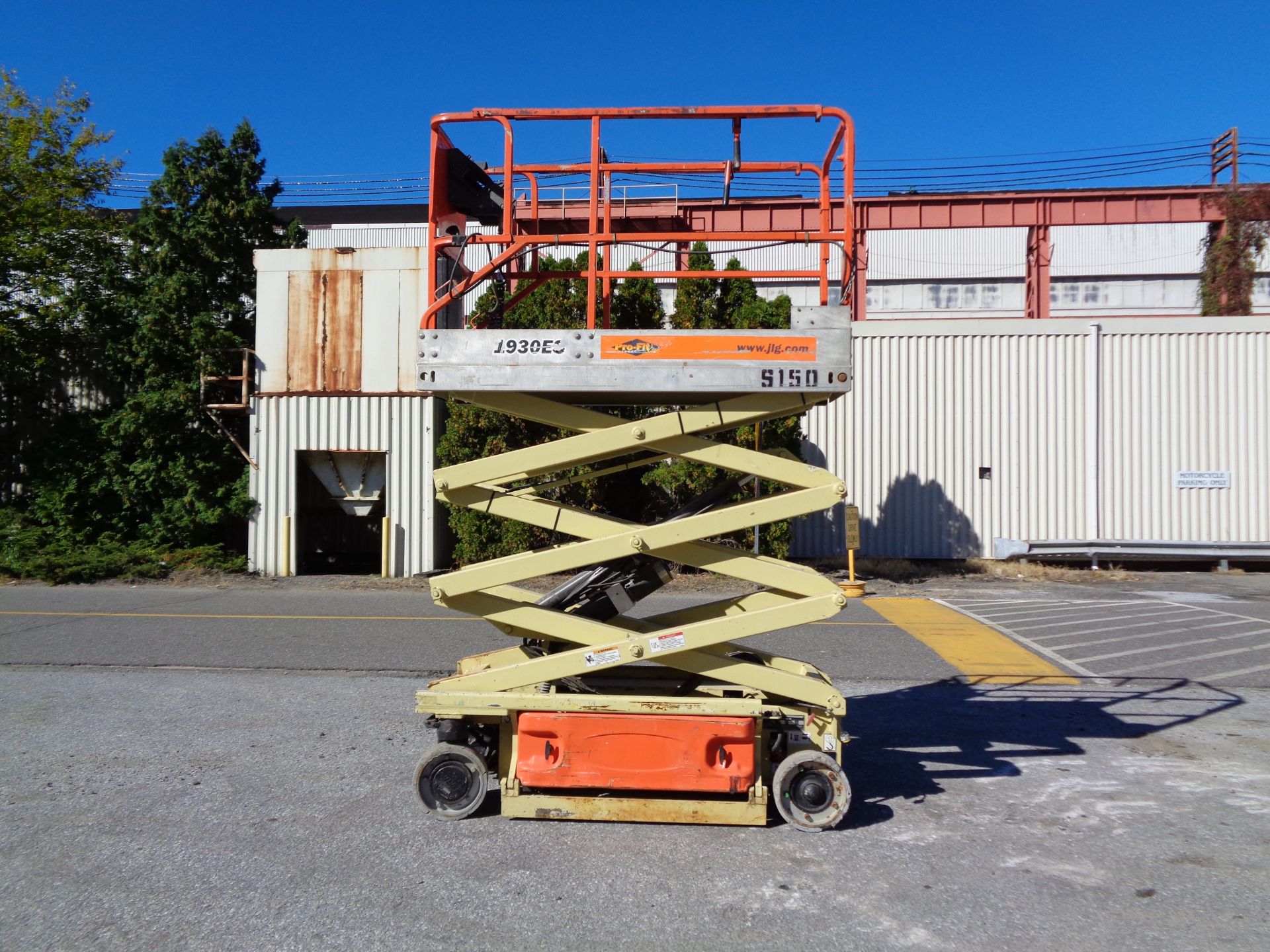 JLG 1930ES Scissor Lift -19ft height - Only 364 hours