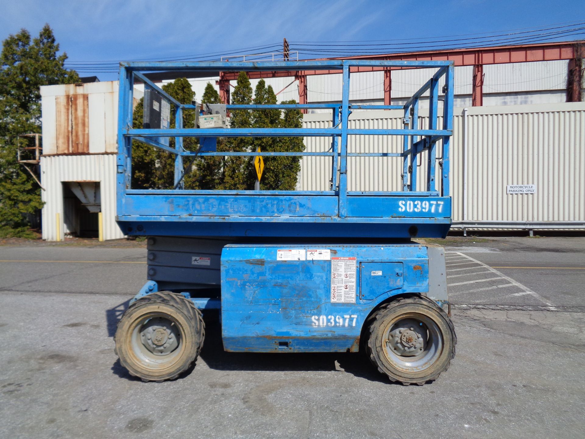 Genie GS2668RT 4x4 26ft Rough Terrain Scissor Lift - Image 11 of 12