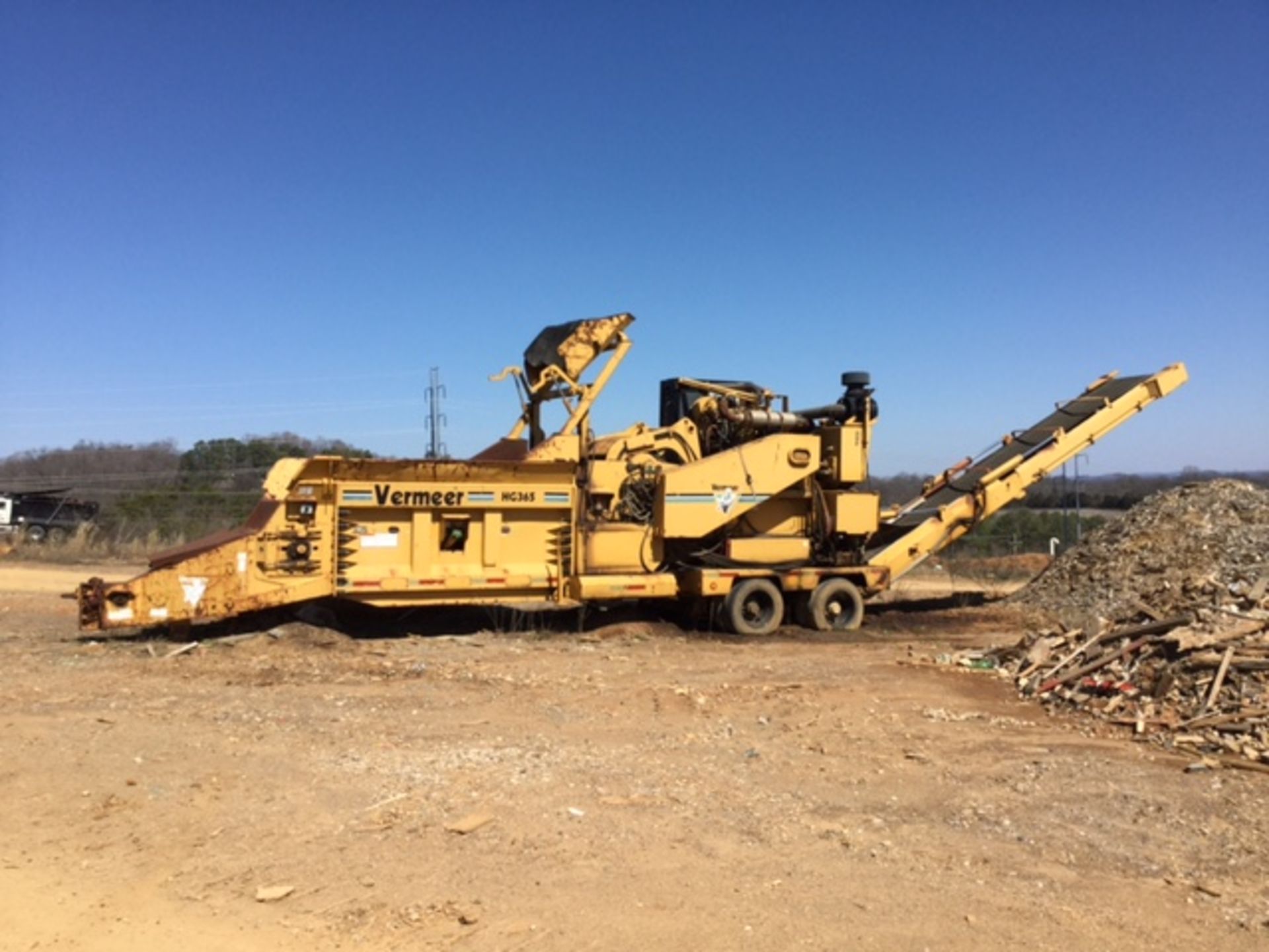 2002 HG 365 Vermeer Horizontal Grinder w/CAT C-10 Tier II 365HP, Duplex Drum, Smart Feed,Remote - Image 4 of 5