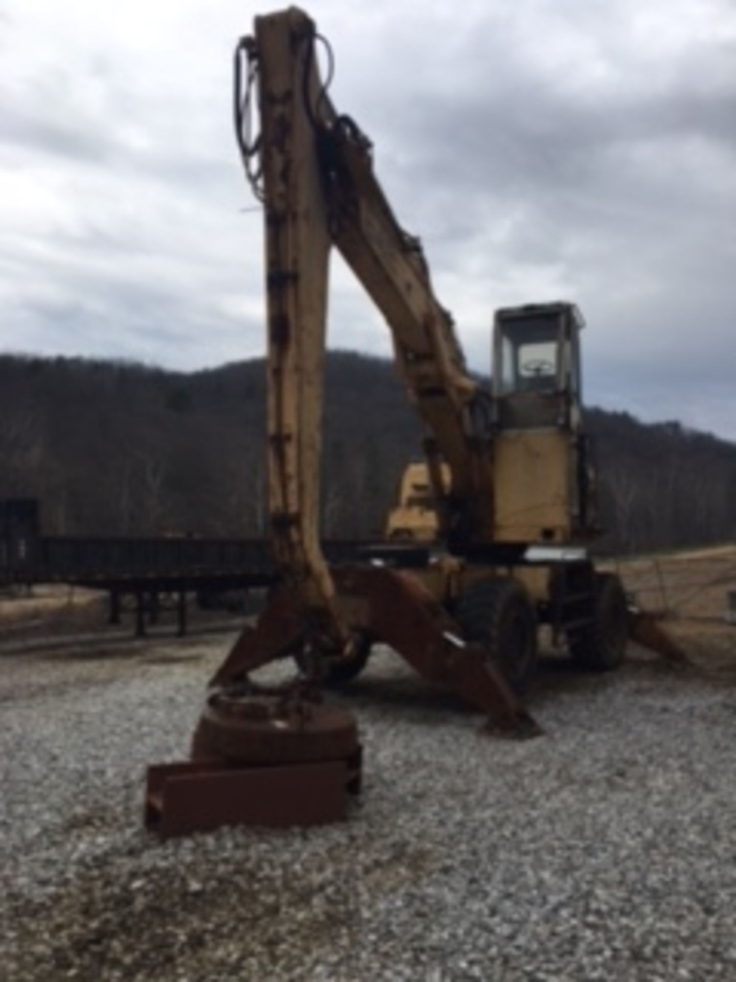 Liebherr 942 Rubber Tired Excavator w/Magnet Attachment, solid tire, 36" Magnet, Elevated Enclosed - Image 2 of 3