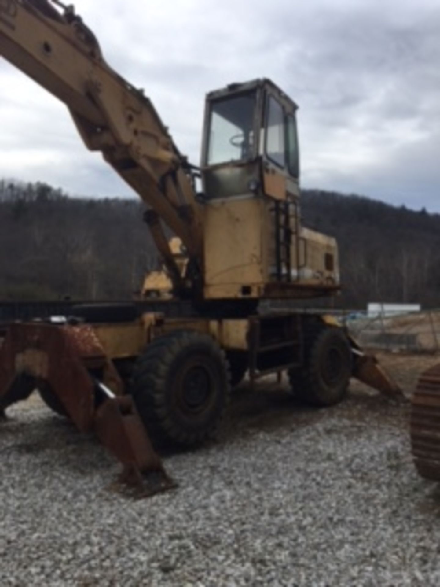 Liebherr 942 Rubber Tired Excavator w/Magnet Attachment, solid tire, 36" Magnet, Elevated Enclosed - Image 3 of 3