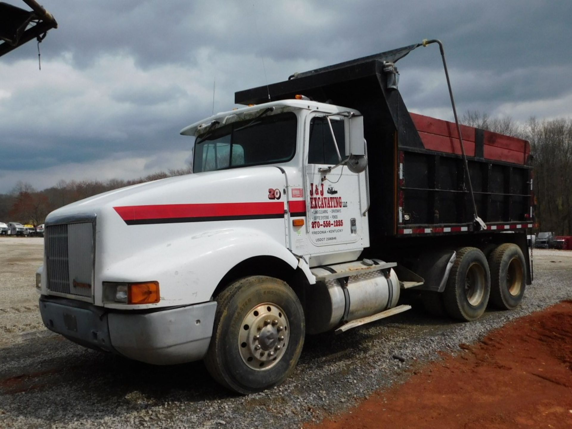 1992 International 9400 Tandem Axle Dump, CAT 3167 Diesel, 9sp (Salvage Title Only) (1994 Edmonton