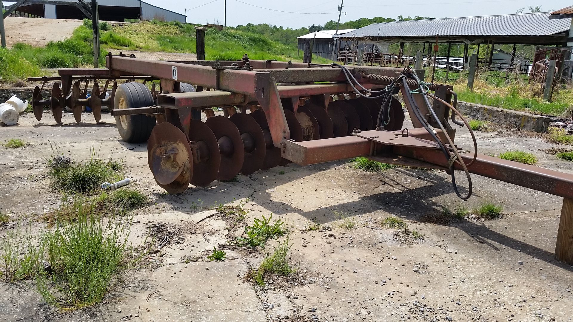 IH 16 ft Offset Disc Model #780 (Located at 3681 Old State Route34, Limestone, TN 37681)