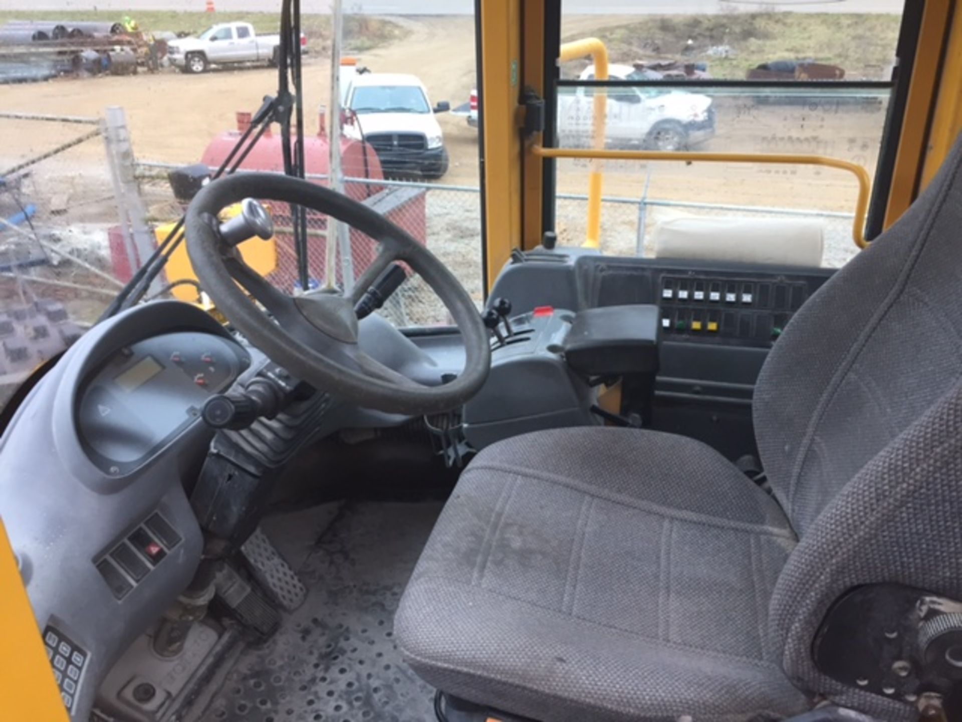 1999 Volvo L330D Rubber Tired Loader, Cab, Heat,Air, Michelin 35/65R33 Tires, Approximately 23,212 - Image 6 of 7