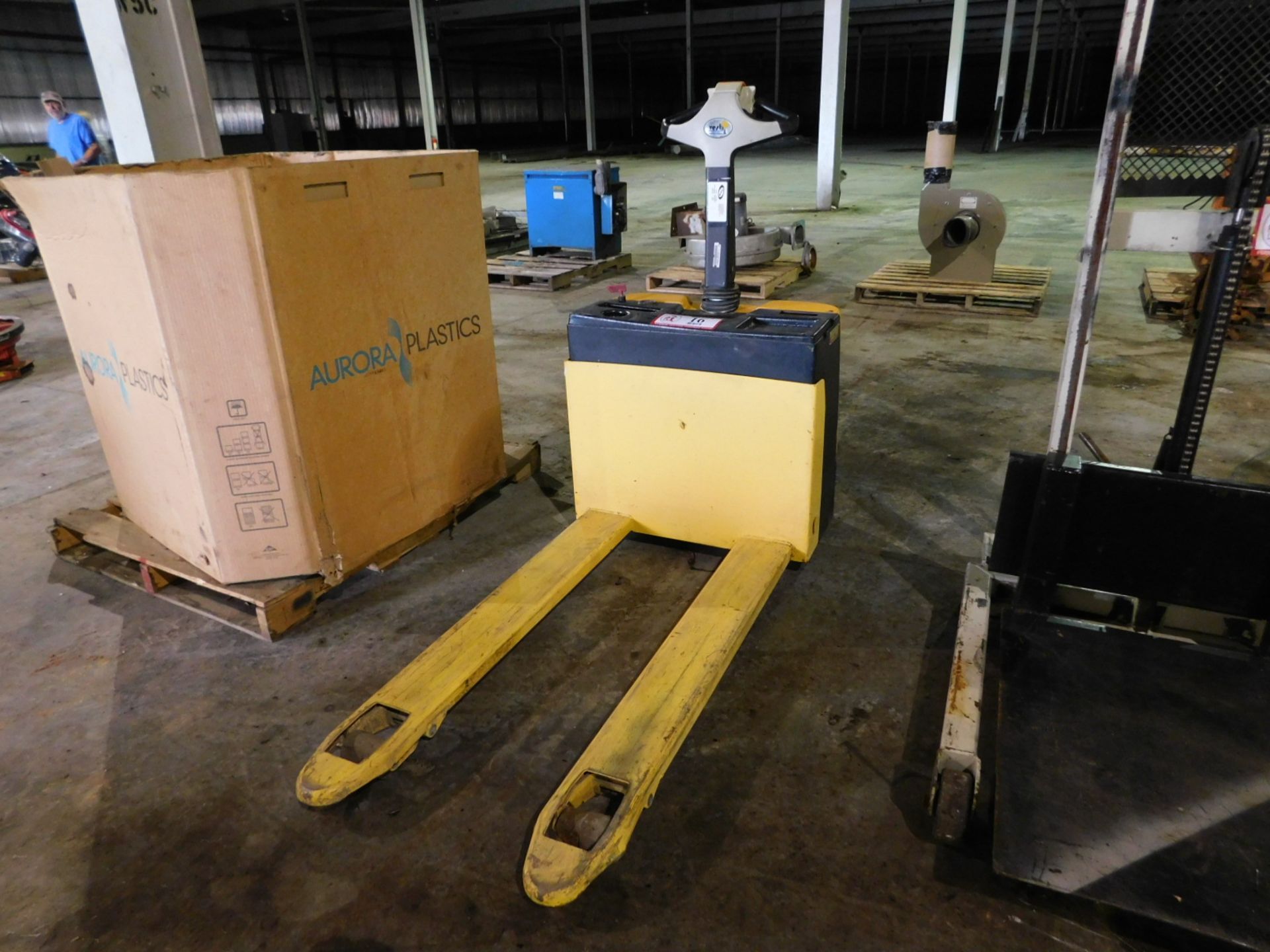 Vestil Mdl EPT-2547-3, 3500LB Capacity, Electric Pallet Lift, 24 Volt, W/Built in Charger