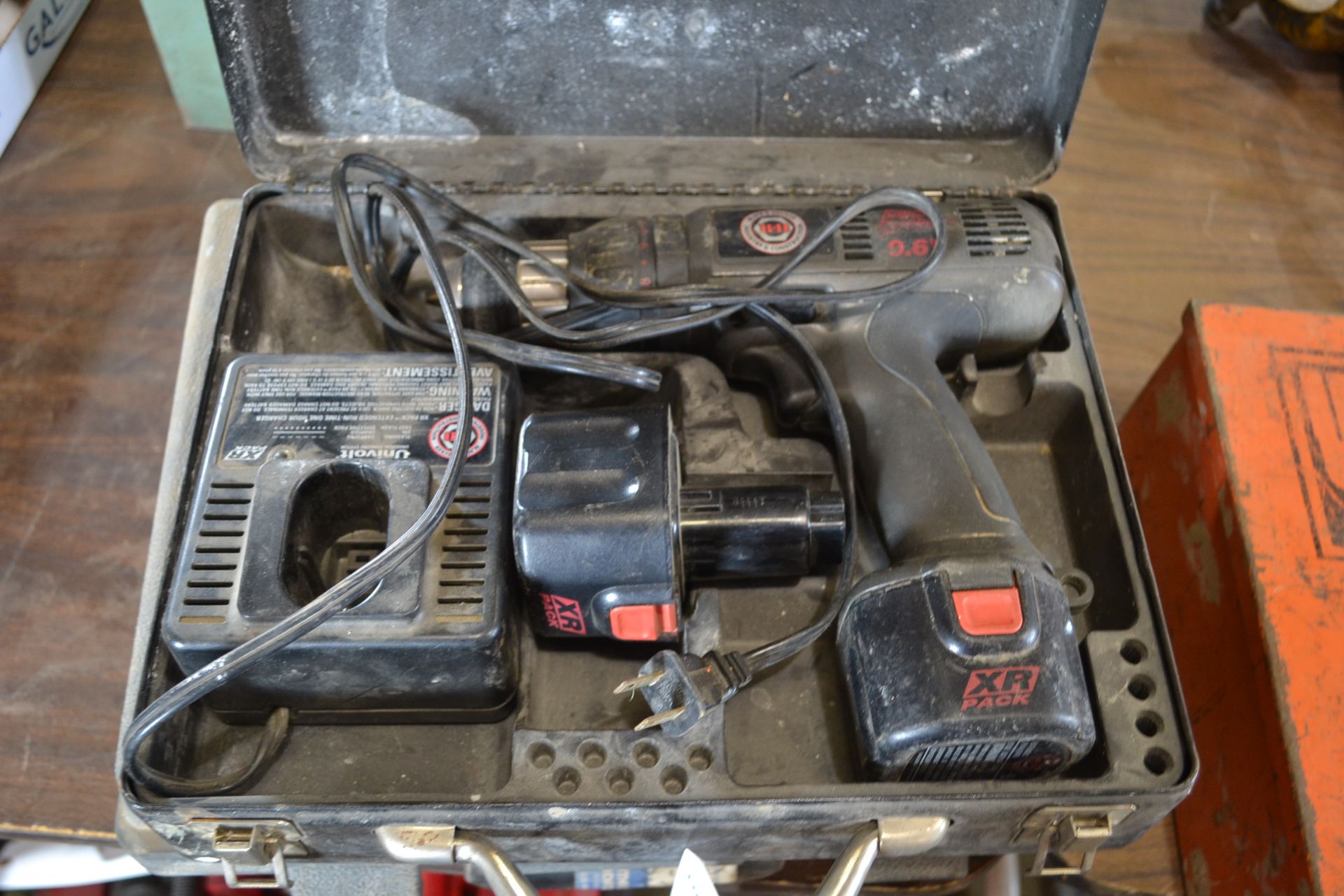 CORDLESS DRILL, BLACK & DECKER, 9.6 V, 2 BUFFS & CHARGER