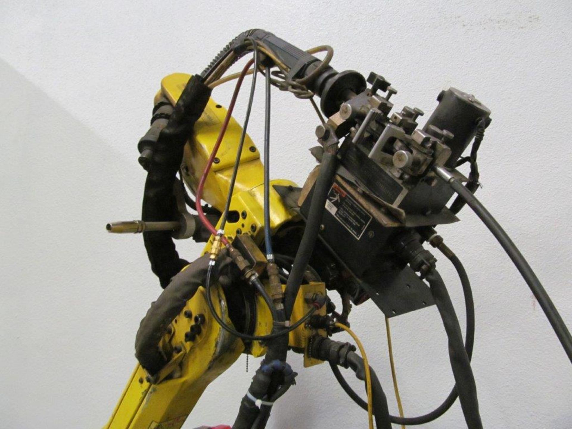 FANUC ROBOT SYSTEM, R-J2 CONTROL, C/W LINCOLN POWERWAVE 450 MIG WELDER - Image 5 of 13