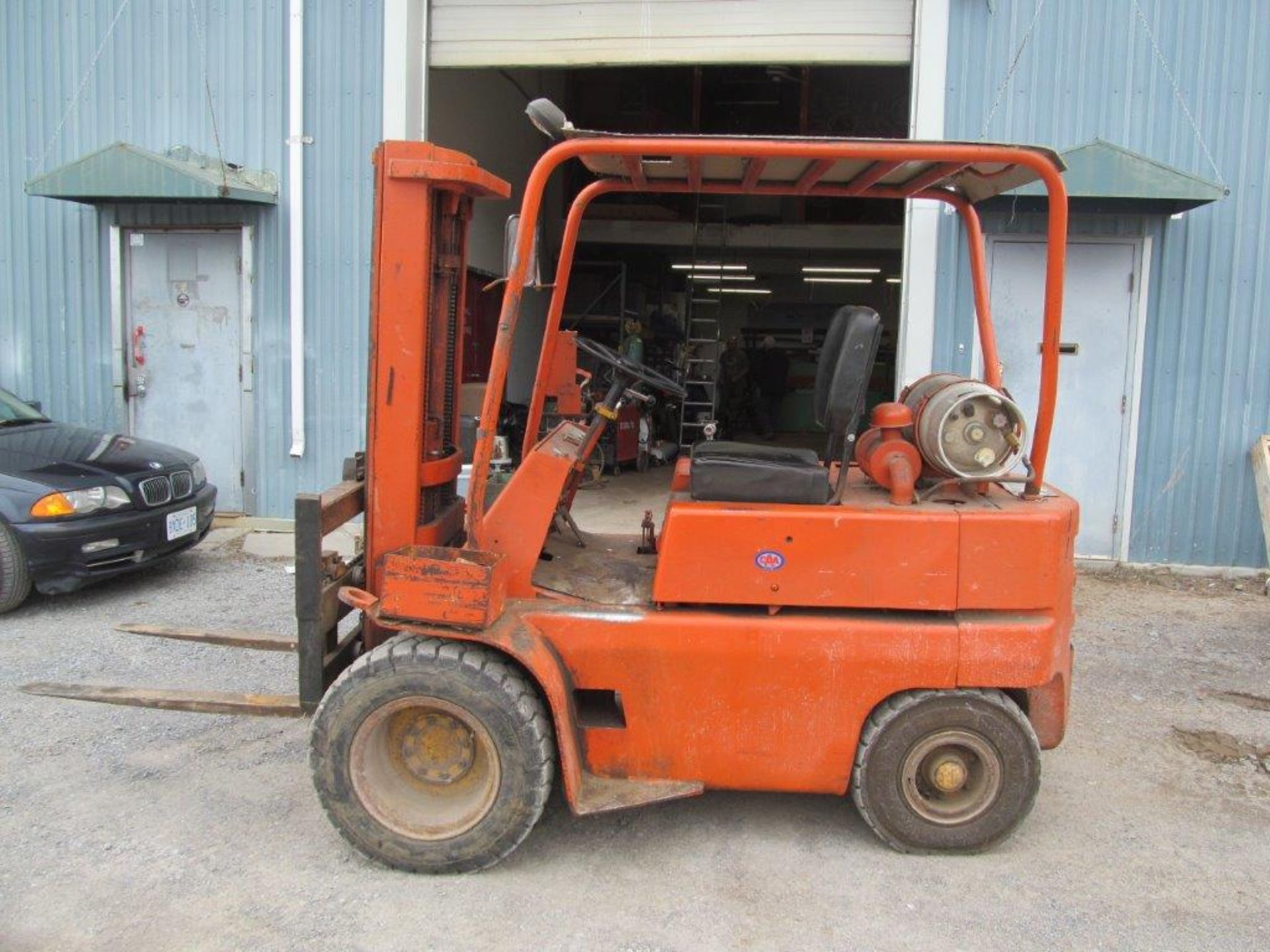 BAKER DUAL WHEEL PROPANE FORKLIFT, INDOOR/OUTDOOR, MODEL FLF 050, S/N: 68874, 4000 LBS. CAPACITY @