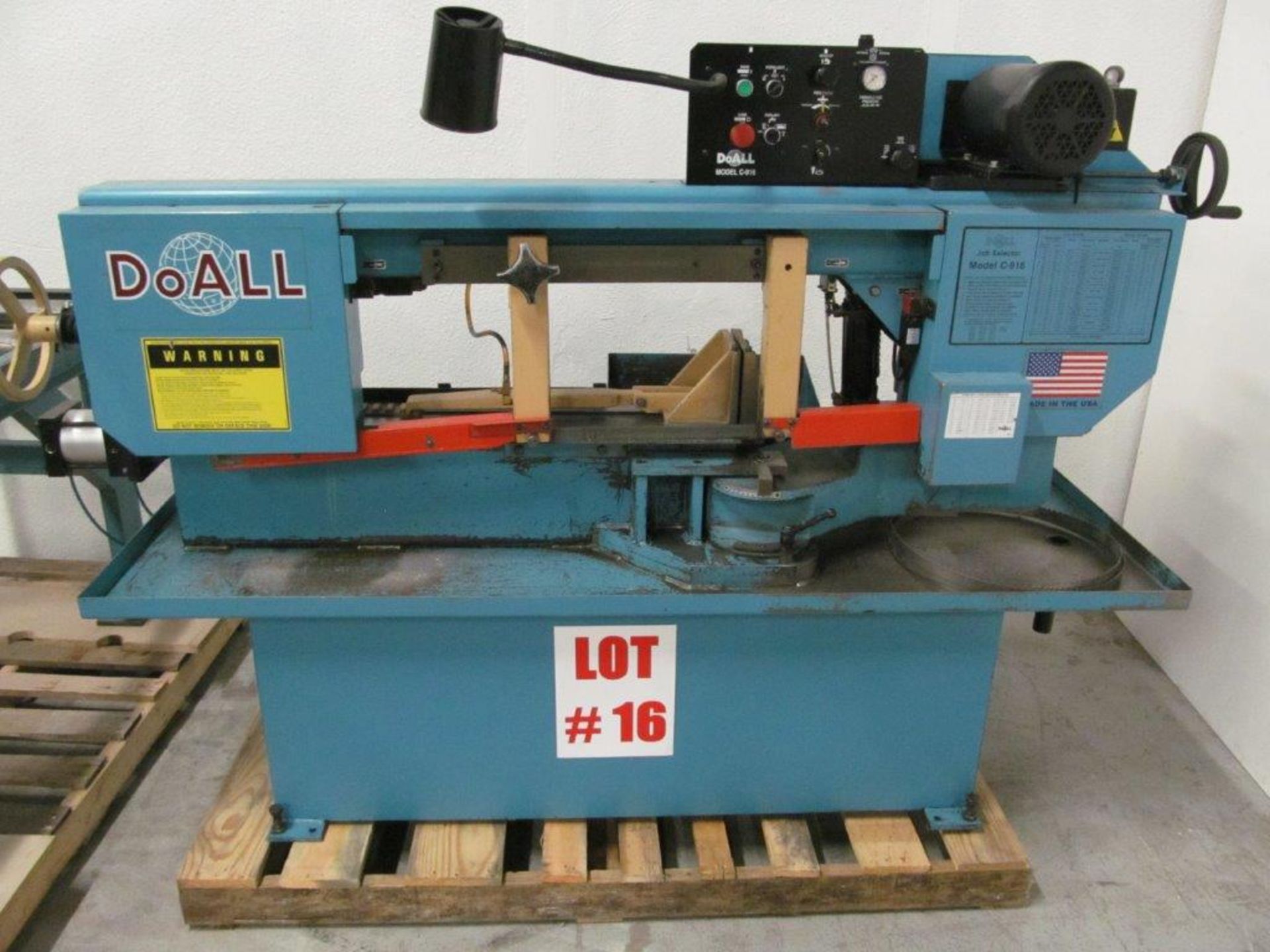 DOALL HORIZONTAL BANDSAW MODEL: C-916S, S/N: 529-031325, CAPACITY: 20" X 10" C/W CONVEYOR,