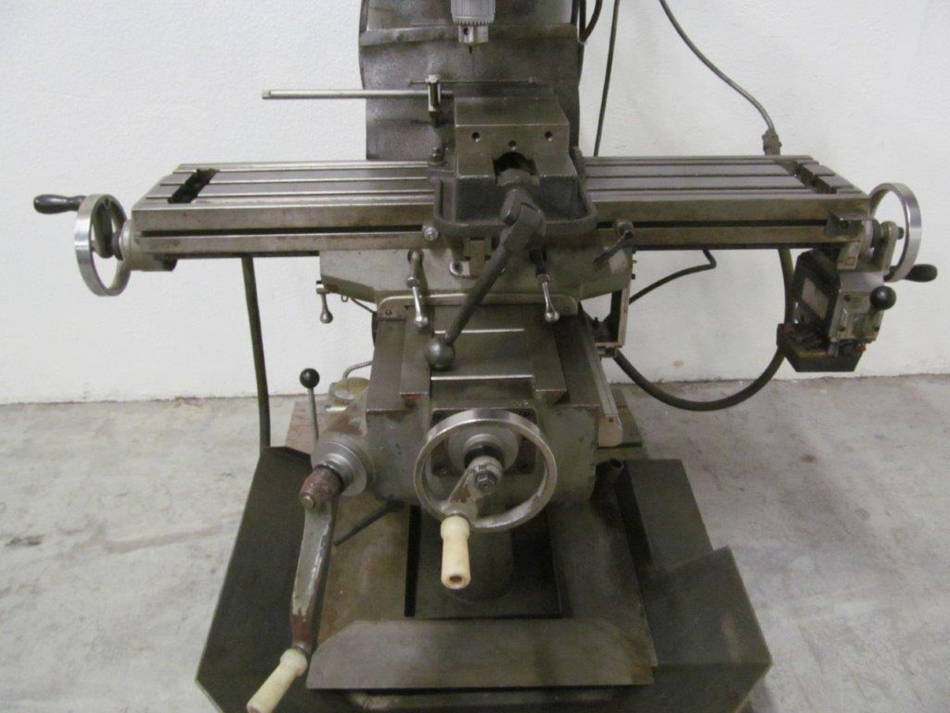 YEONGCHIN VERTICAL TURRET MILL, VARIABLE SPEED, MODEL: YC-1-1/2VS, TABLE: 9" X 42" C/W DRO & 6" - Image 4 of 7