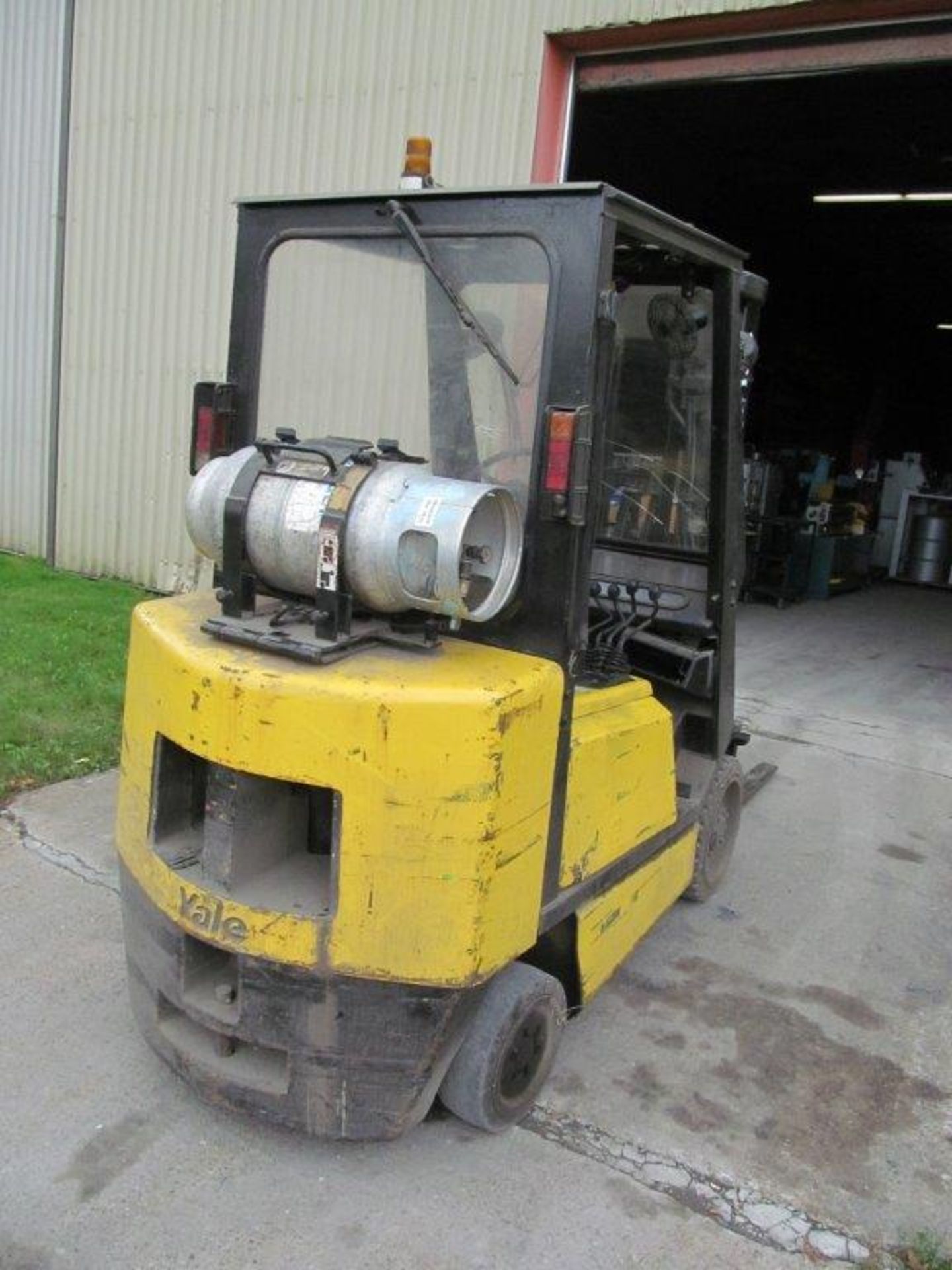 YALE PROPANE FORKLIFT MODEL: E466087, 5000 LBS CAP, INDOOR/OUTDOOR, "PROPANE TANK NOT INCLUDED" - Image 4 of 10