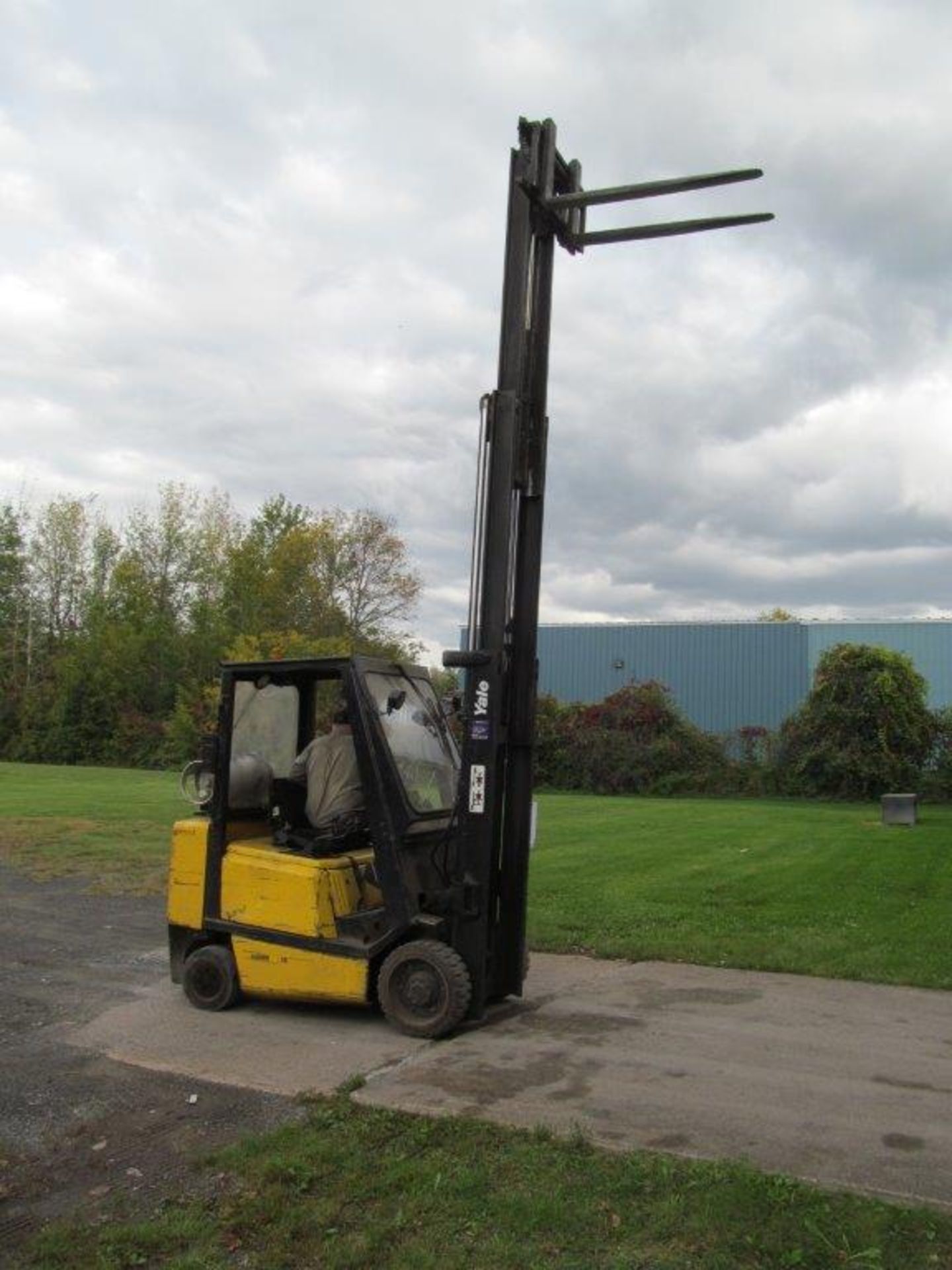 YALE PROPANE FORKLIFT MODEL: E466087, 5000 LBS CAP, INDOOR/OUTDOOR, "PROPANE TANK NOT INCLUDED" - Image 10 of 10