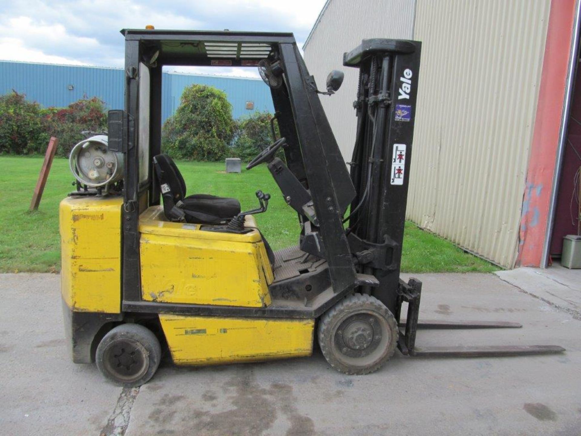 YALE PROPANE FORKLIFT MODEL: E466087, 5000 LBS CAP, INDOOR/OUTDOOR, "PROPANE TANK NOT INCLUDED" - Image 5 of 10