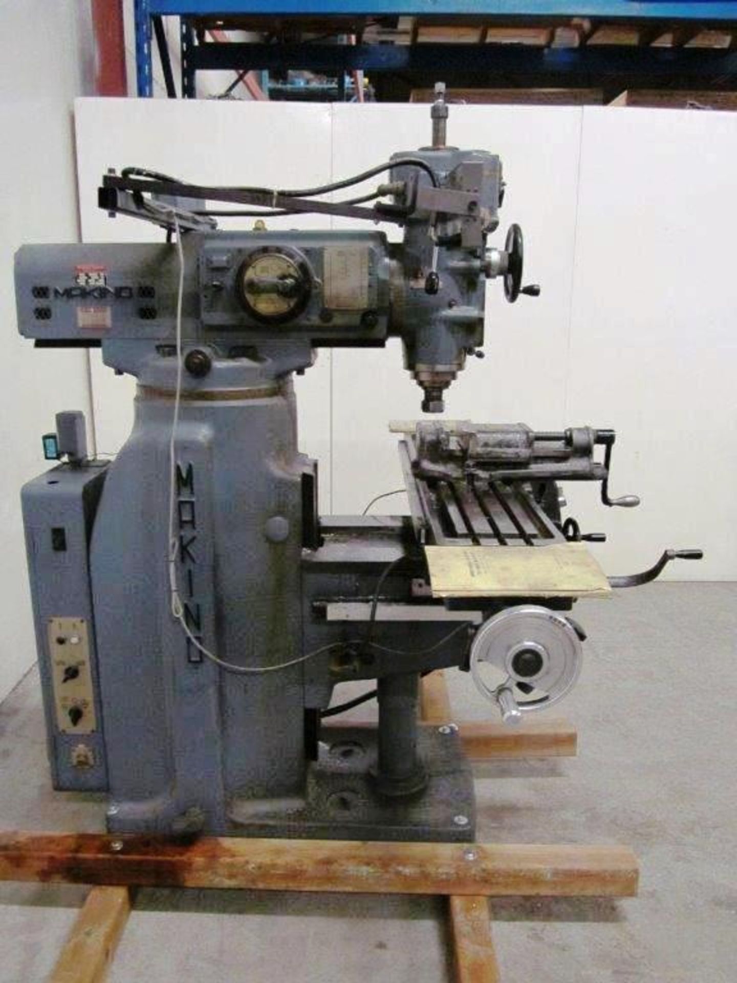 MAKINO (JAPAN) TURRET MILL MODEL: K-55 KOJP, S/N: H43-5179, ISO 40 SPINDLE TABLE: 10'' X 49'', C/W - Image 4 of 9