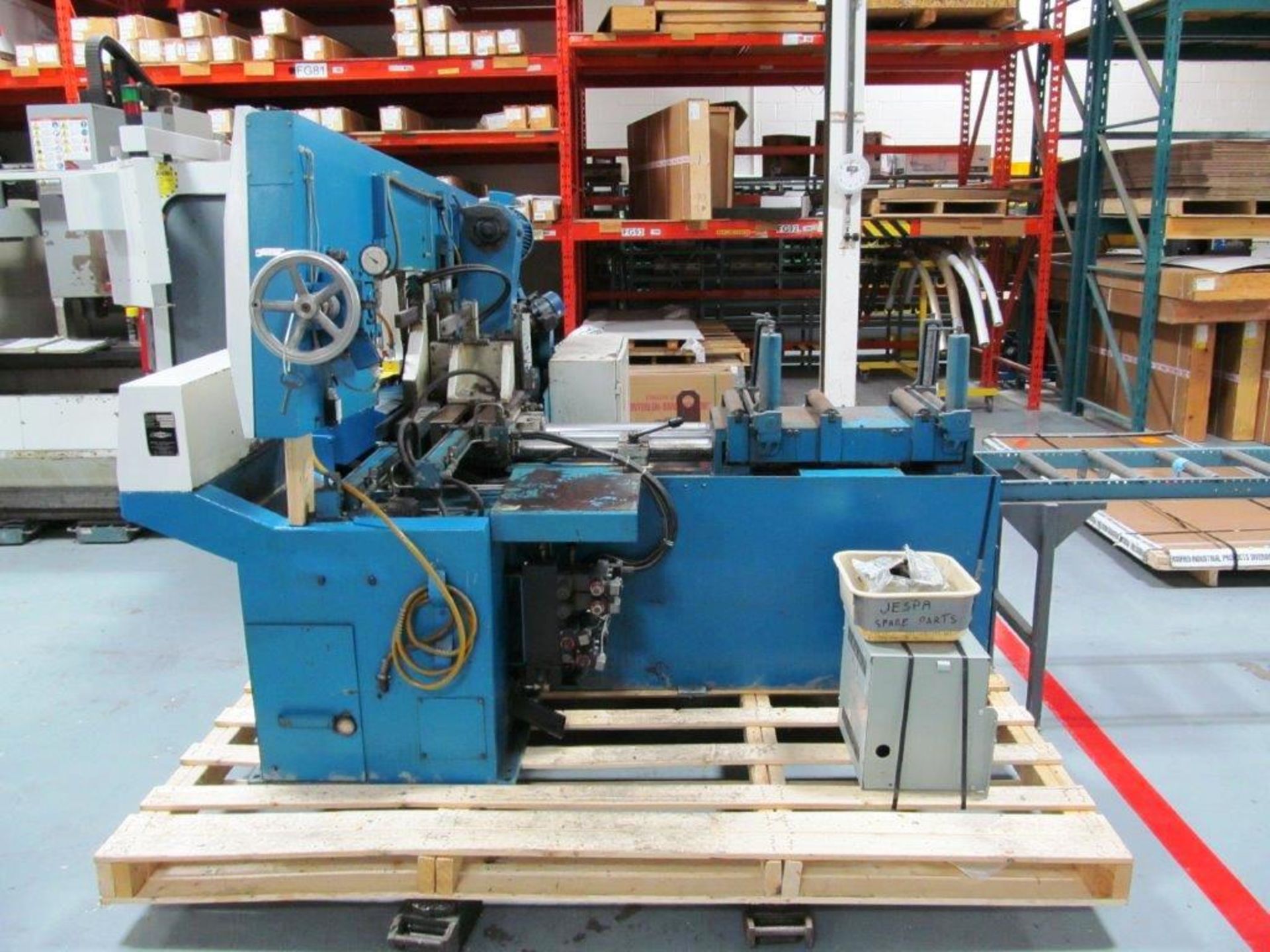 JAESPA AUTO FEED HORIZONTAL BAND SAW MODEL: W320AZ, S/N: 20475, C/W INFEED CONVEYOR, ELECTRICS: - Image 7 of 13